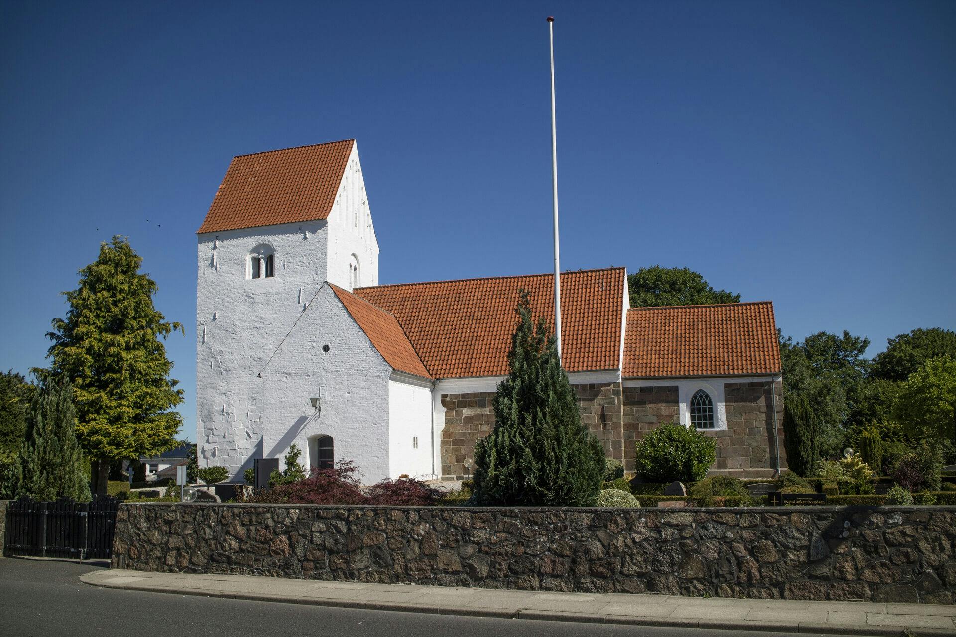 Kaldes også Ejstrupholm Kirke. Skib og kor er romanske, formentlig fra første halvdel af 1100-tallet. Tårn, våbenhus og korsarm blev tilføjet senere. Sidstnævnte var den sidste tilføjelse og kom til i 1626.