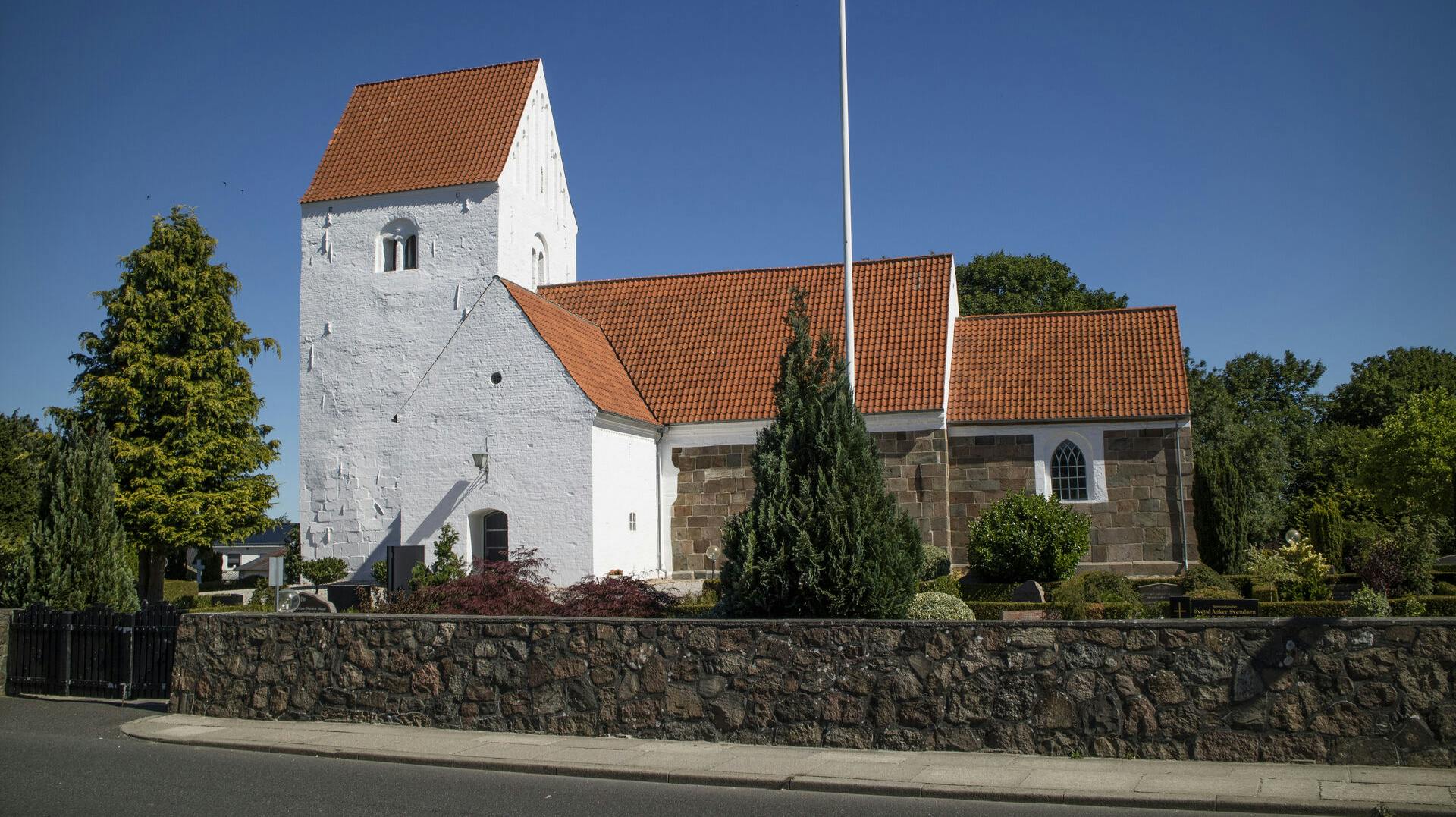 Kaldes også Ejstrupholm Kirke. Skib og kor er romanske, formentlig fra første halvdel af 1100-tallet. Tårn, våbenhus og korsarm blev tilføjet senere. Sidstnævnte var den sidste tilføjelse og kom til i 1626.
