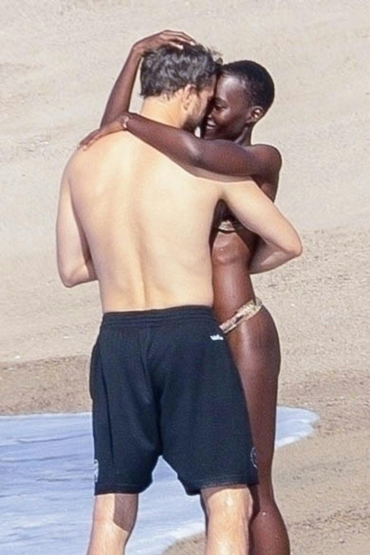 Joshua Jackson og Lupita Lyong'o på stranden i Mexico.