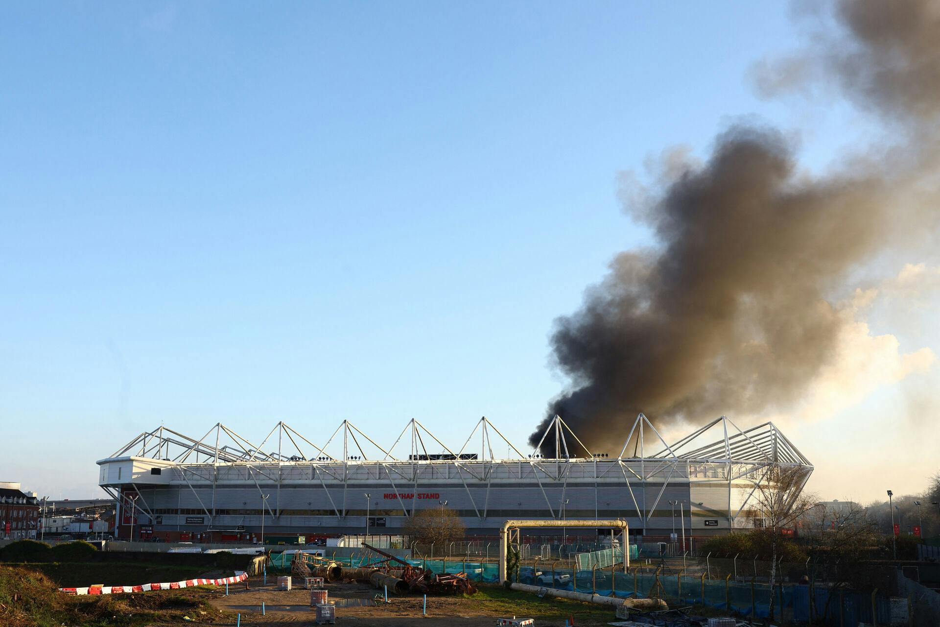 Southampton og Preston North End kommer ikke i kamp onsdag efter en brand er brudt ud nær stadion.
