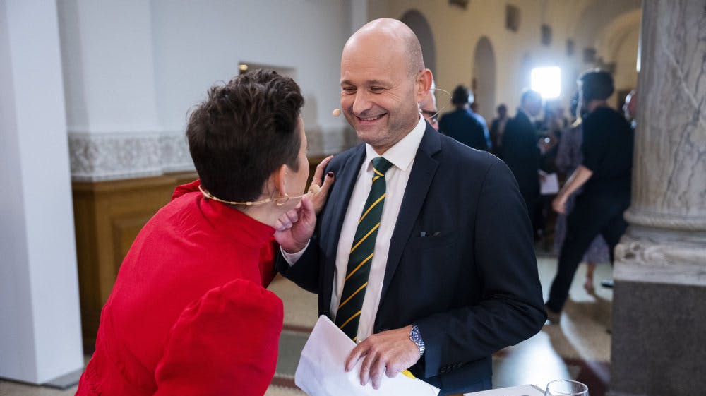 Pia Olsen Dyhr og Søren Pape Poulsens blev begge partiformænd i 2014 og opbyggede siden et venskab. Her ses de under en partilederdebat efter valgudskrivelsen 5. oktober 2022.