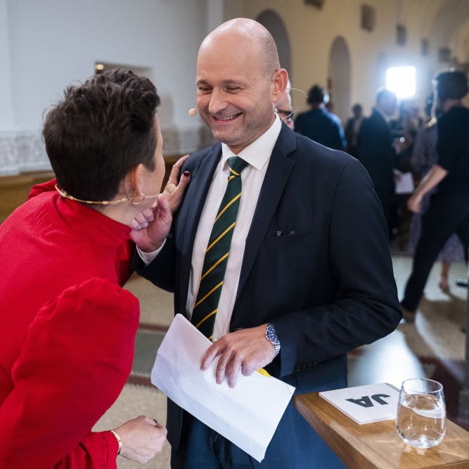 Pia Olsen Dyhr og Søren Pape Poulsens blev begge partiformænd i 2014 og opbyggede siden et venskab. Her ses de under en partilederdebat efter valgudskrivelsen 5. oktober 2022.