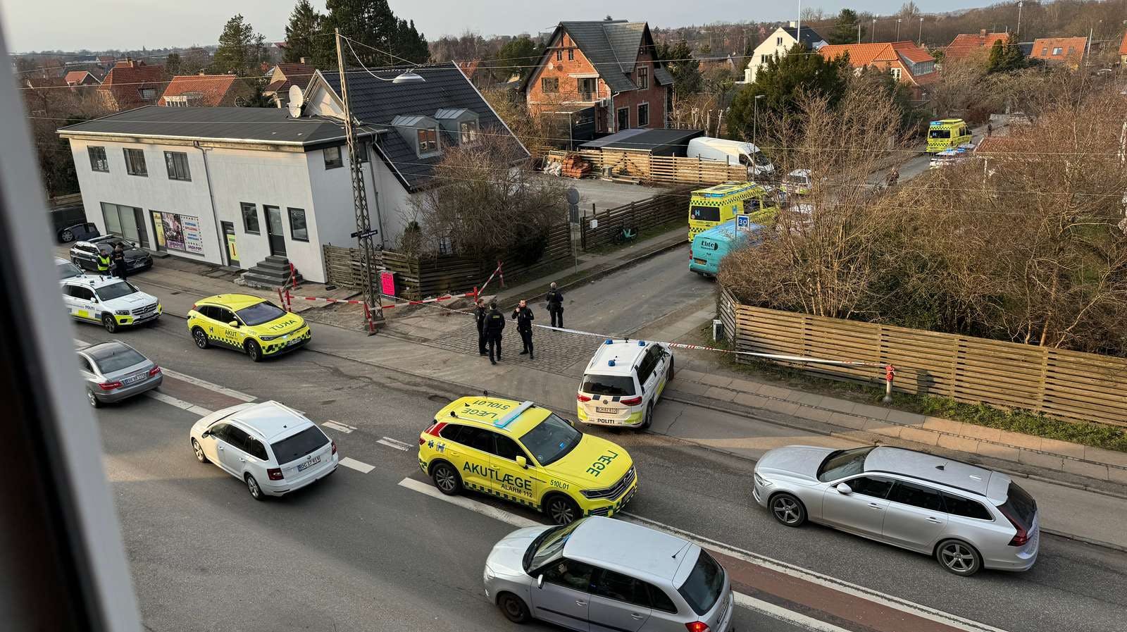 Politiet var talstærkt til stede i København NV tirsdag eftermiddag, hvor en 33-årig mand afgik ved døden efter et knivstikkeri.