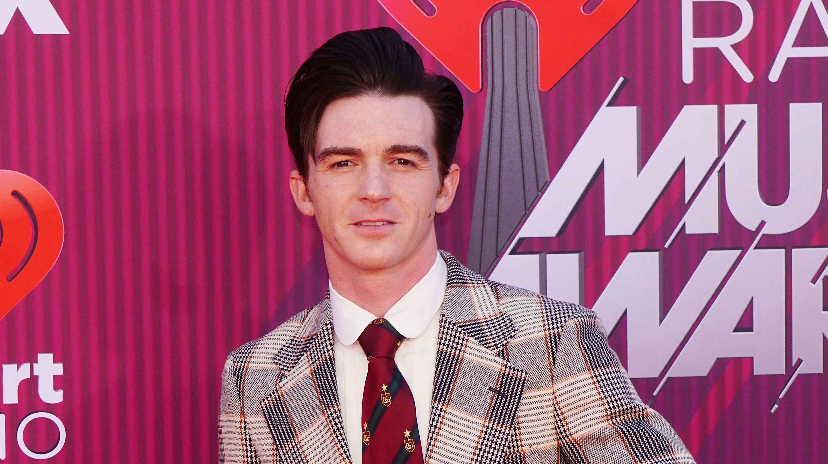 Drake Bell har været barneskuespiller siden han var ni år gammel hos det populære tv-netværk Nickleodeon. Nu fortæller han om, at han blev udsat for seksuelle overgreb på netværket.
