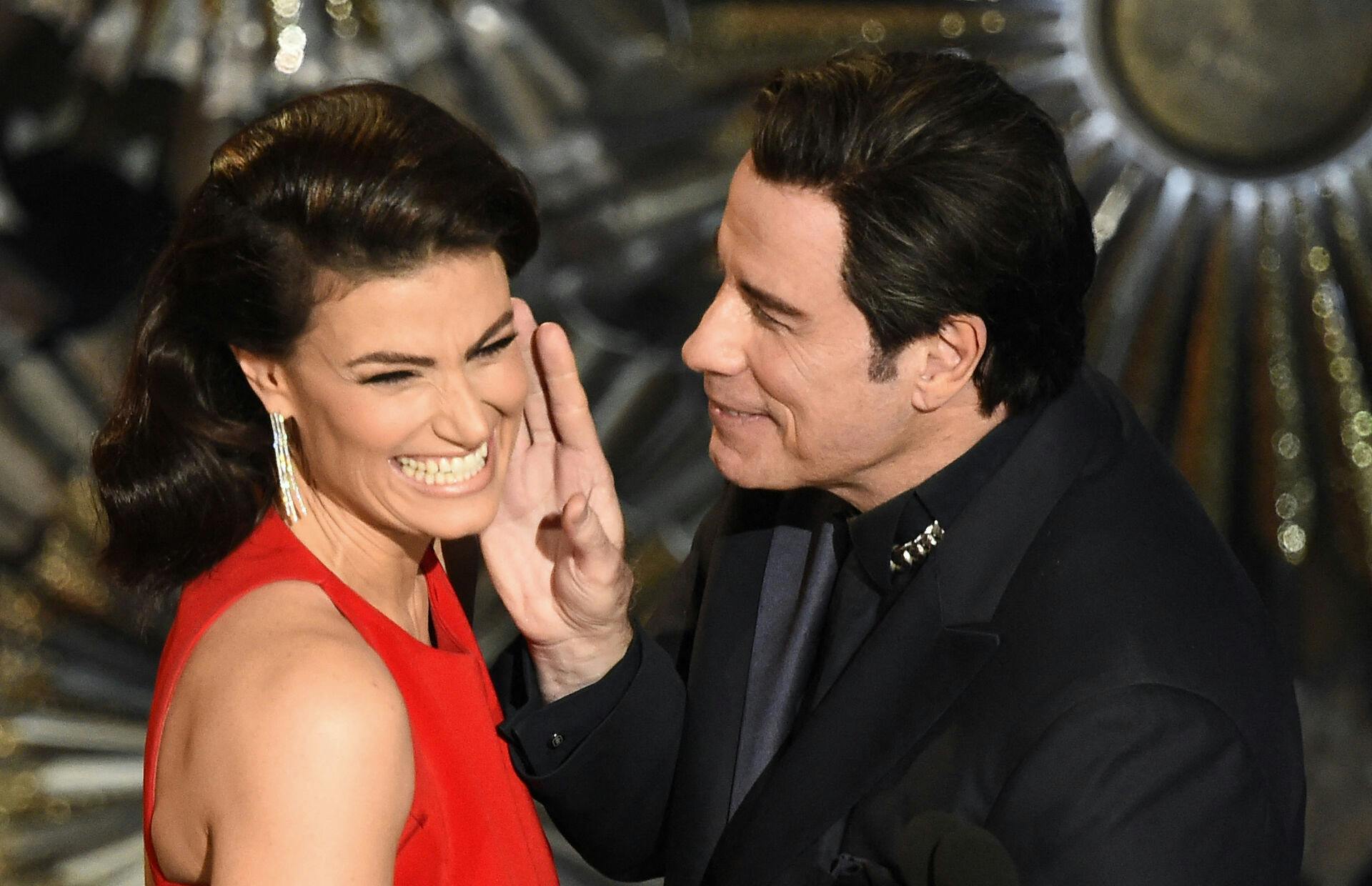 11. John Travolta havde lidt problemer med udtalen, da han i 2014 udråbte Adele Dazeem som vinder. Det var så Idina Menzel, han mente. Året efter præsenterede de to en pris sammen.