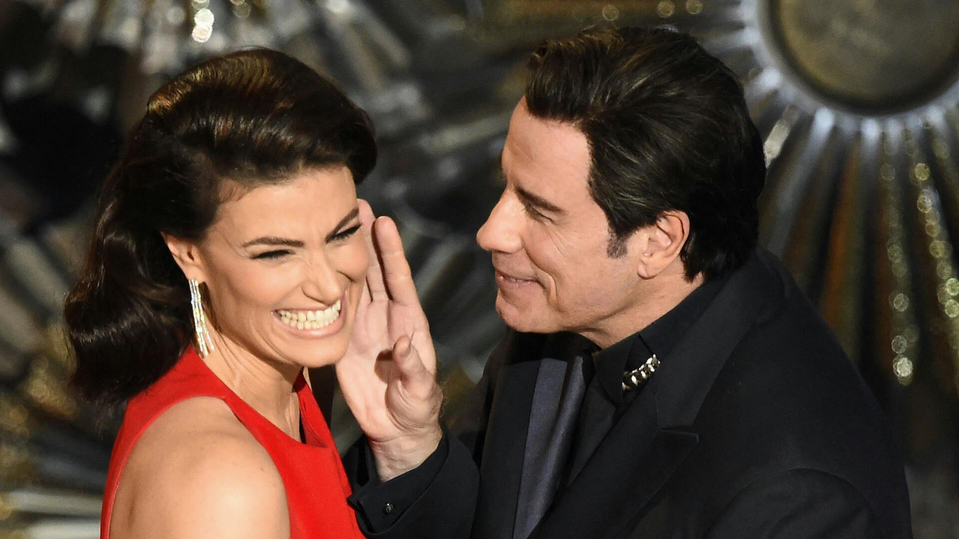 11. John Travolta havde lidt problemer med udtalen, da han i 2014 udråbte Adele Dazeem som vinder. Det var så Idina Menzel, han mente. Året efter præsenterede de to en pris sammen.