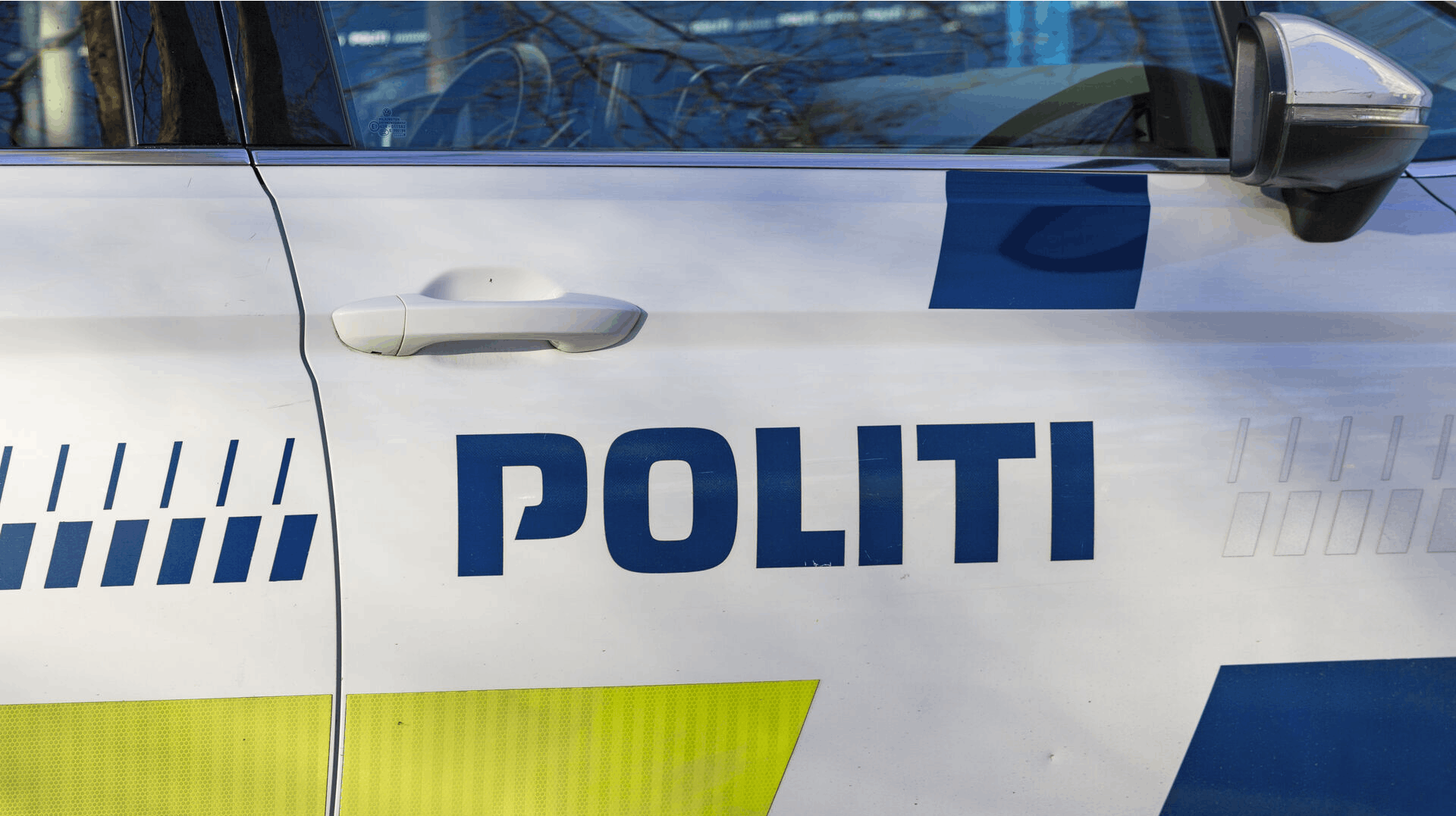 Politibil hvor der står politi på døren. (Arkivfoto).