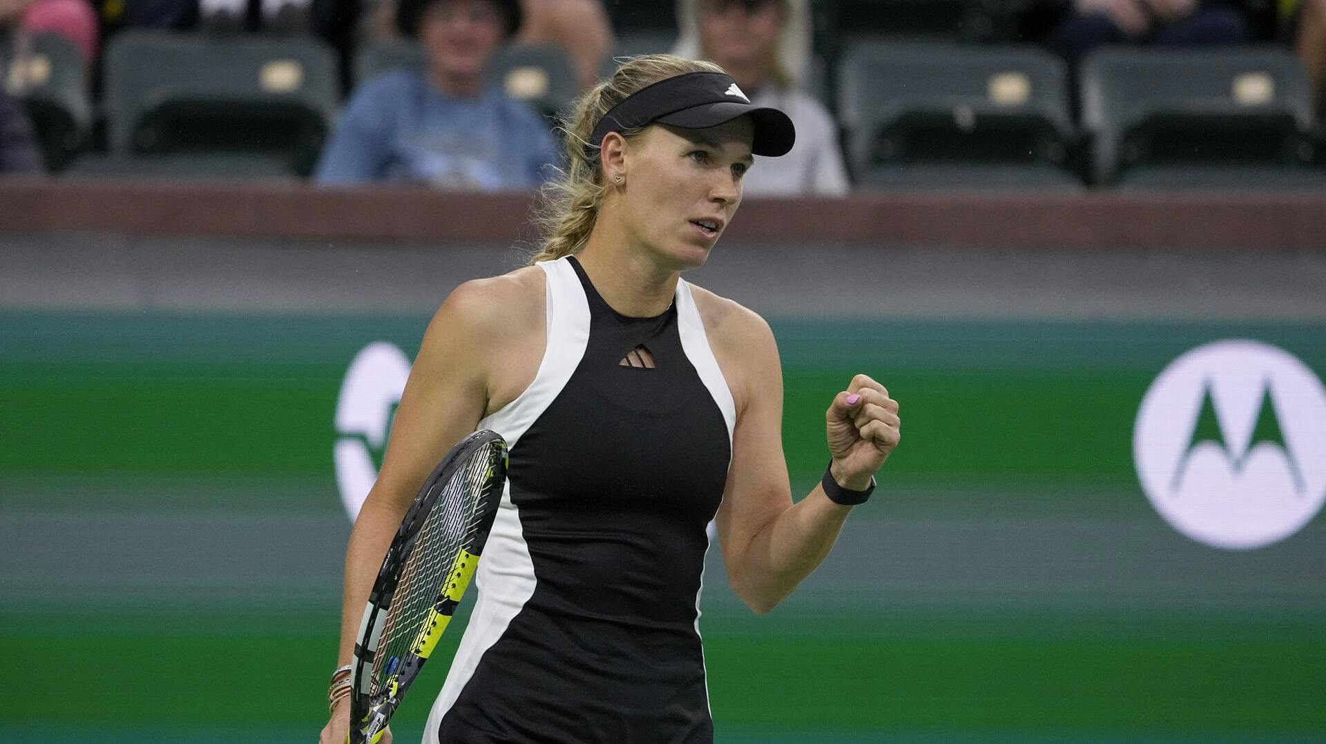 Caroline Wozniacki måtte vente tålmodigt på at afgøre kampen. 