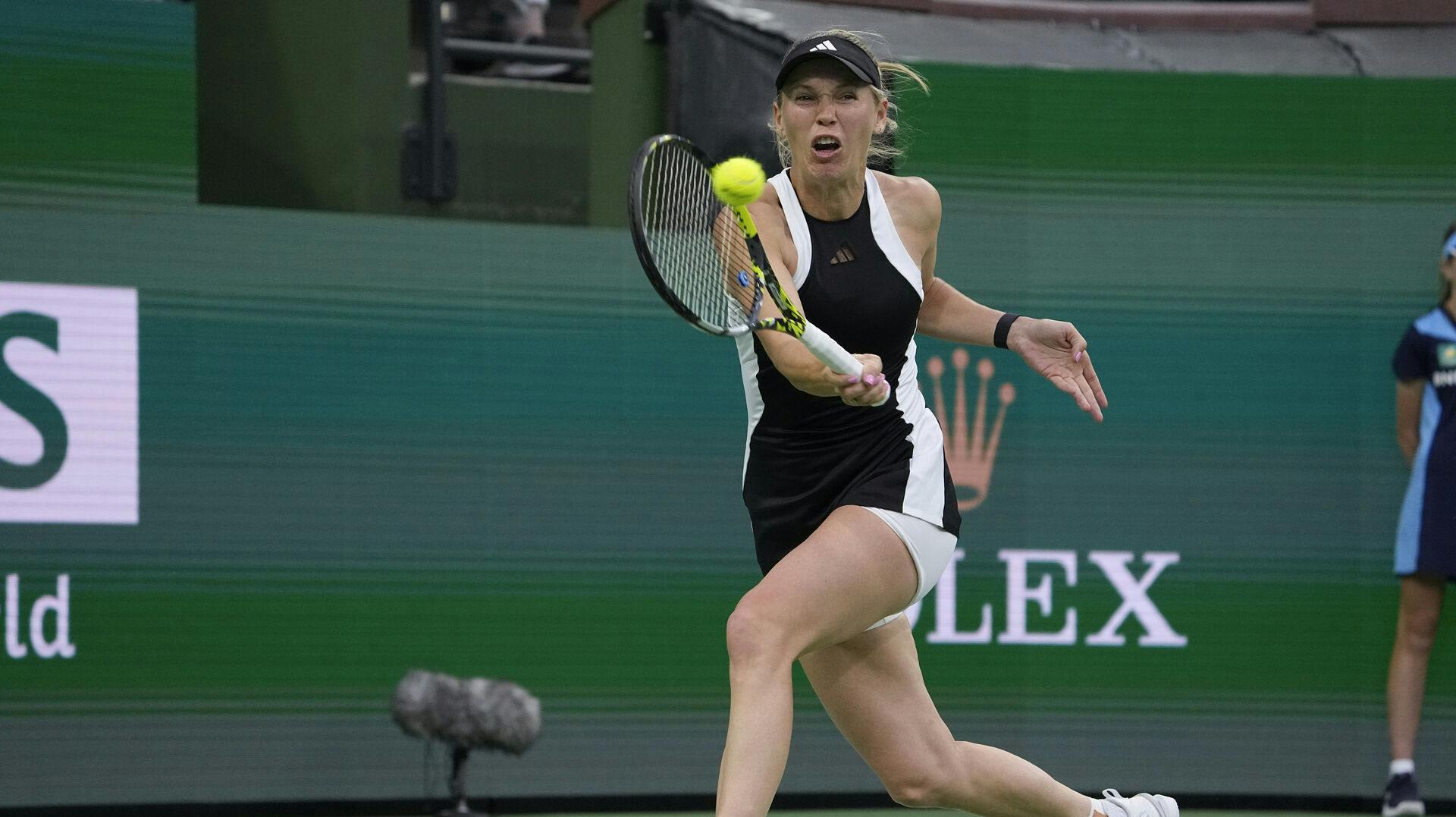 Dårligt vejr har nu sendt Caroline Wozniacki og hendes modstander på bænken.