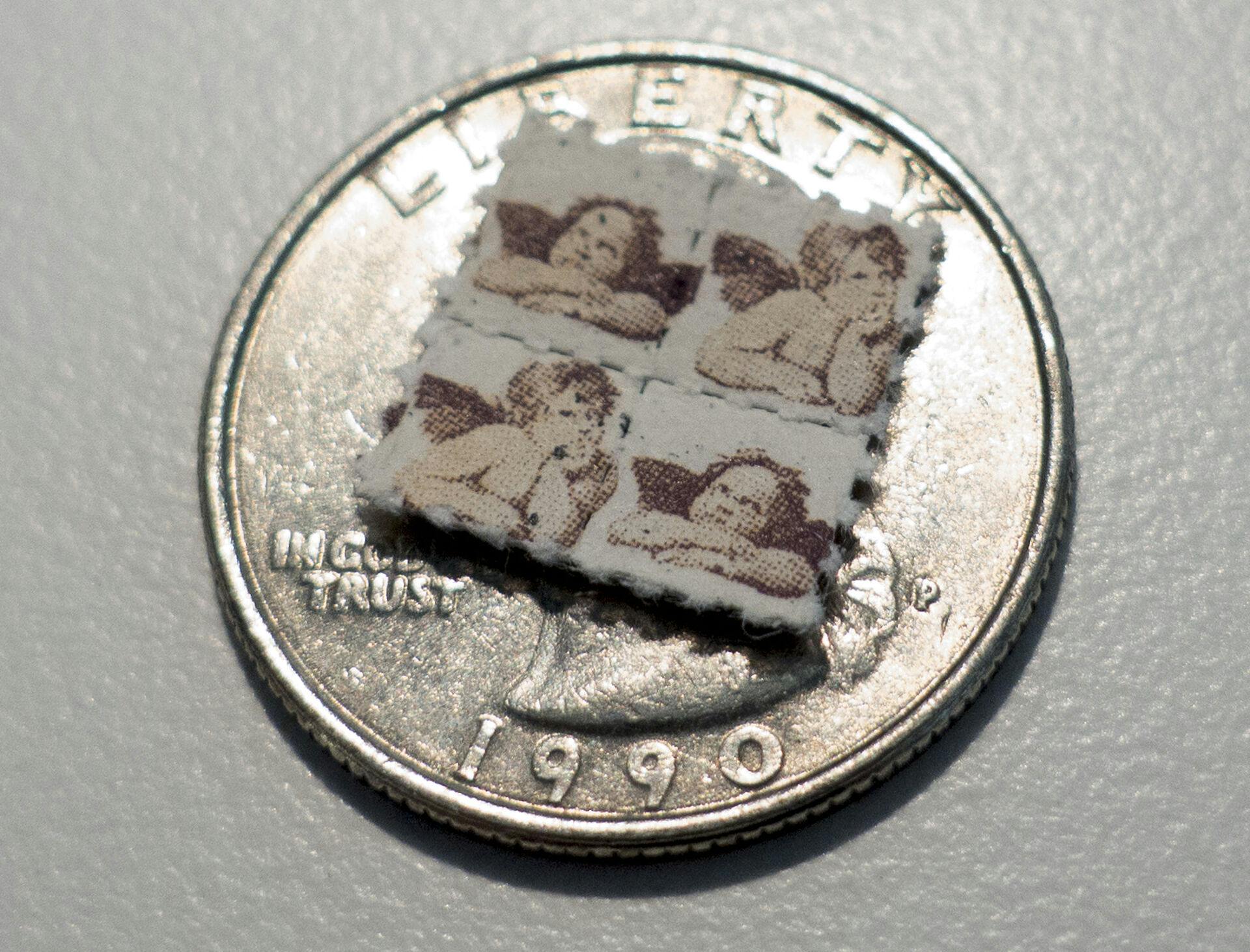 På billedet ses såkaldte frimærker, hvor der er påført stoffet LSD. Toldere fandt blandt andet det potente stof i en pakke med legetøj.