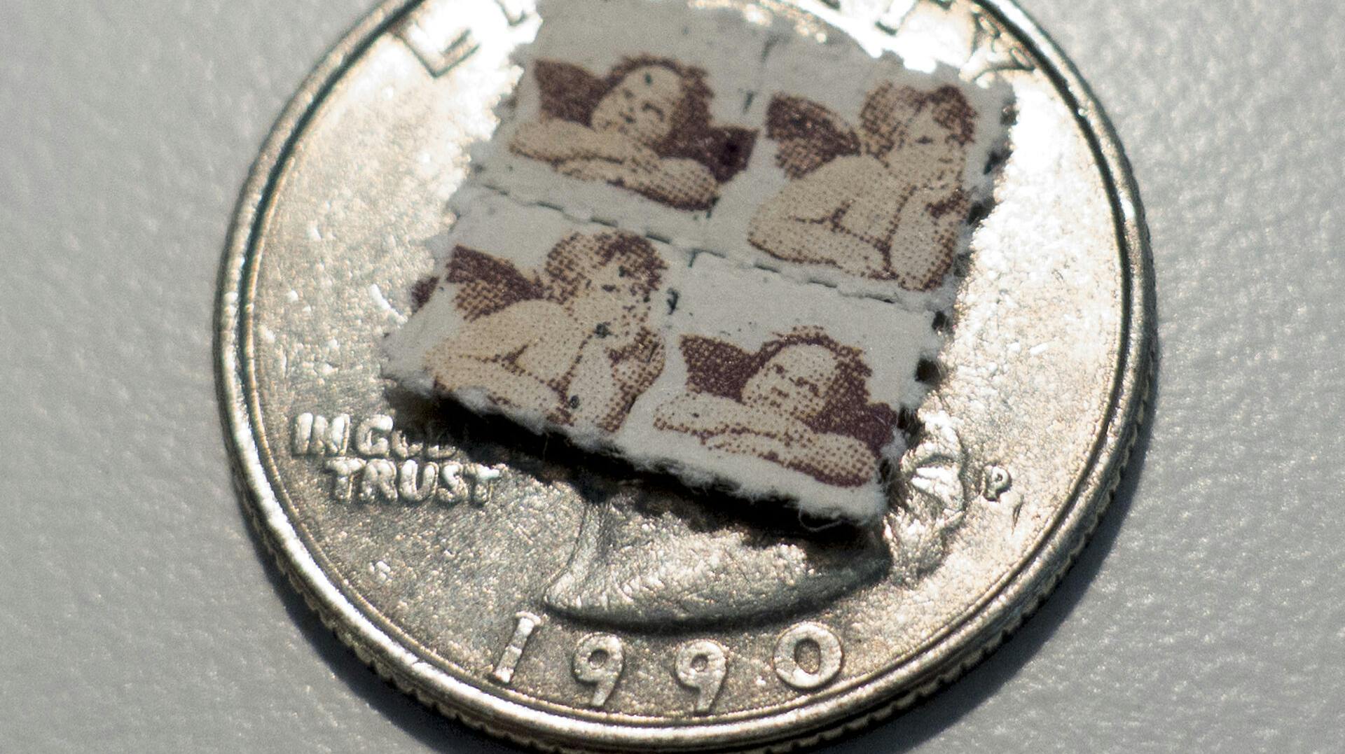På billedet ses såkaldte frimærker, hvor der er påført stoffet LSD. Toldere fandt blandt andet det potente stof i en pakke med legetøj.