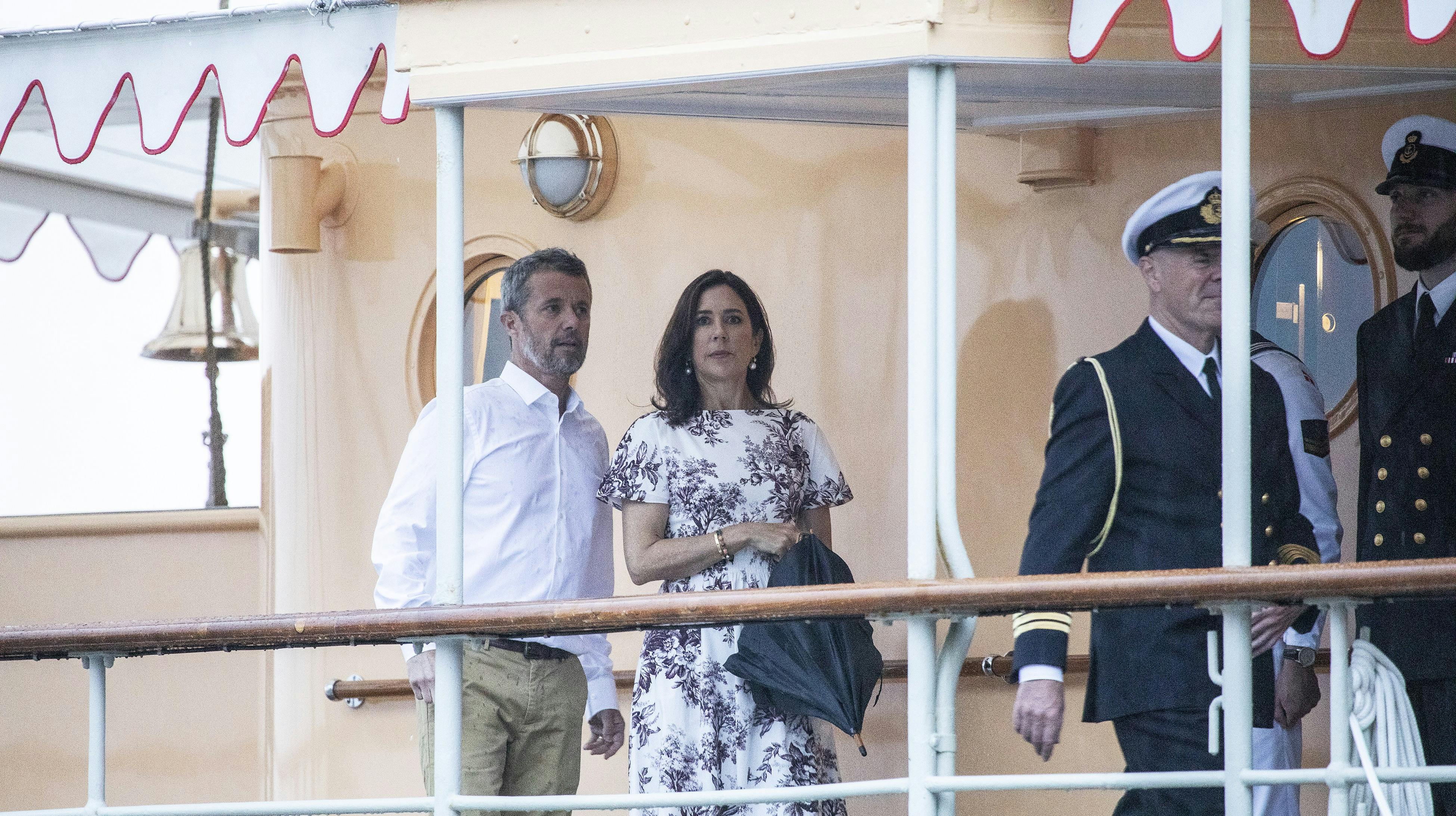 Her er Mary og Frederik ombord på Dannebrog tilbage i 2022.