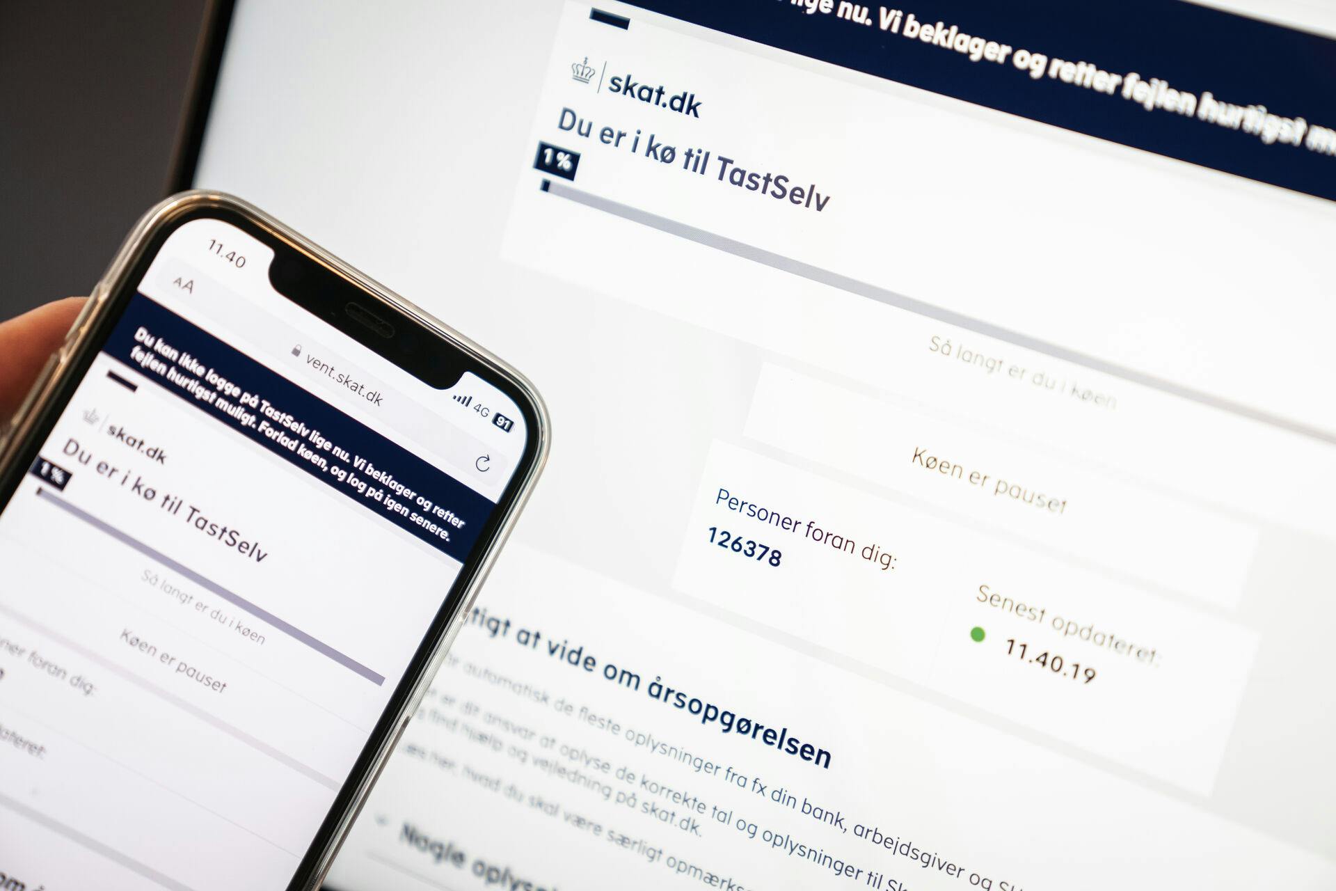 Tusindvis af danskere sidder fredag morgen i kø til Skattestyrelsens hjemmeside, efter det blev meldt ud af årsopgørelsen bliver tilgængelig før tid.  