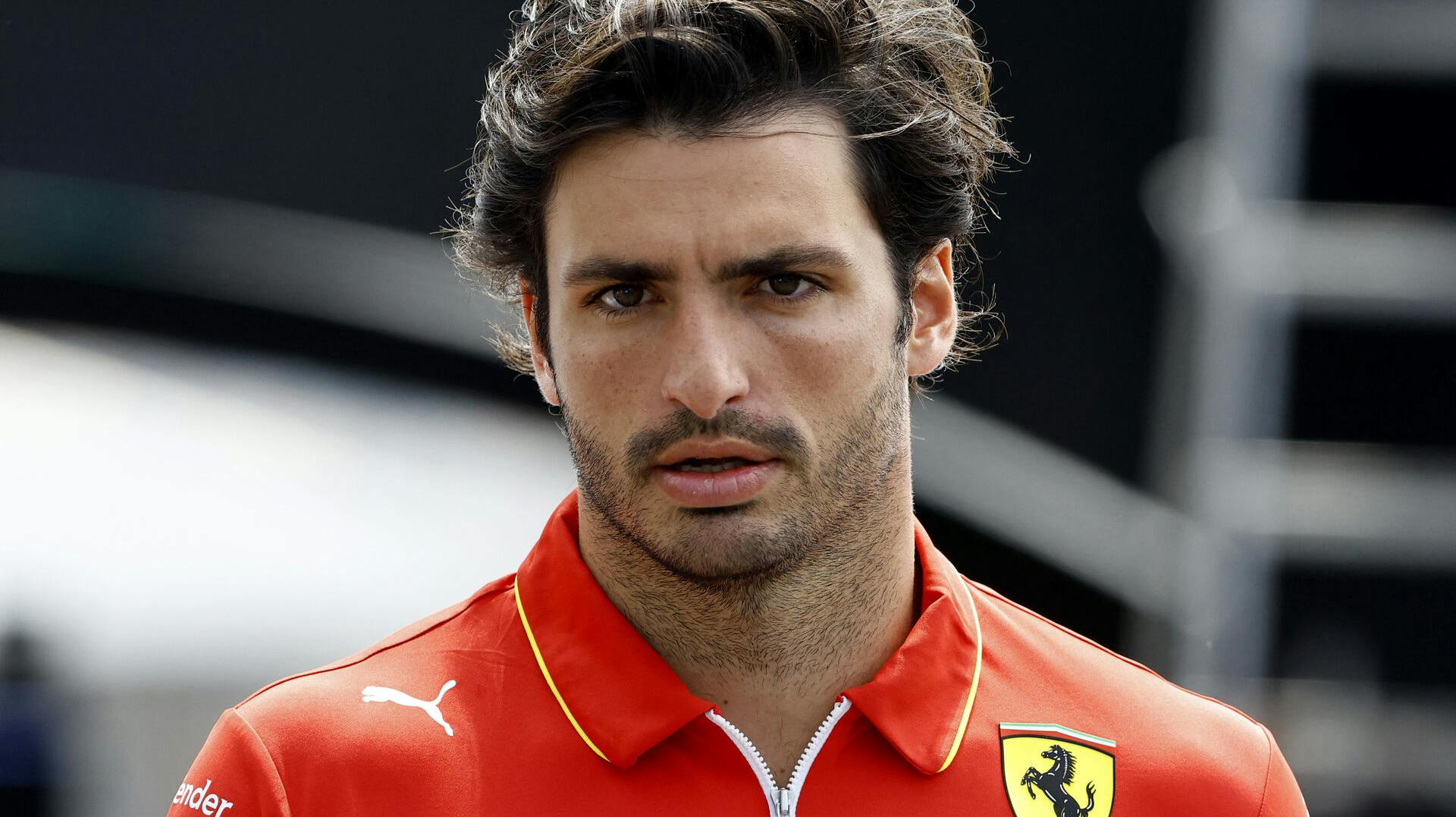 En blindtarmsoperation holder Carlos Sainz ude af Formel 1-grandprixet i Saudi-Arabien.