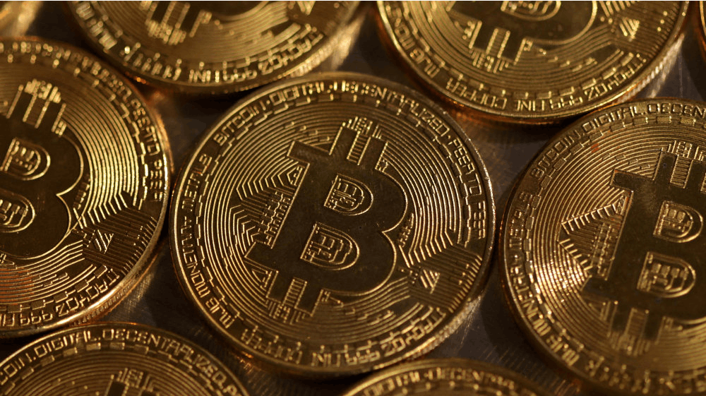 Prisen på en bitcoin faldt hurtigt igen, efter at kryptovalutaen kortvarigt ramte rekordniveau fredag eftermiddag. (Arkivfoto). 