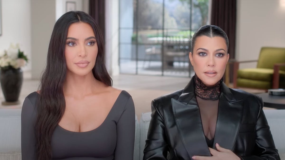 Kim Kardashian (tv.) og storesøster Kourtney Kardashian.