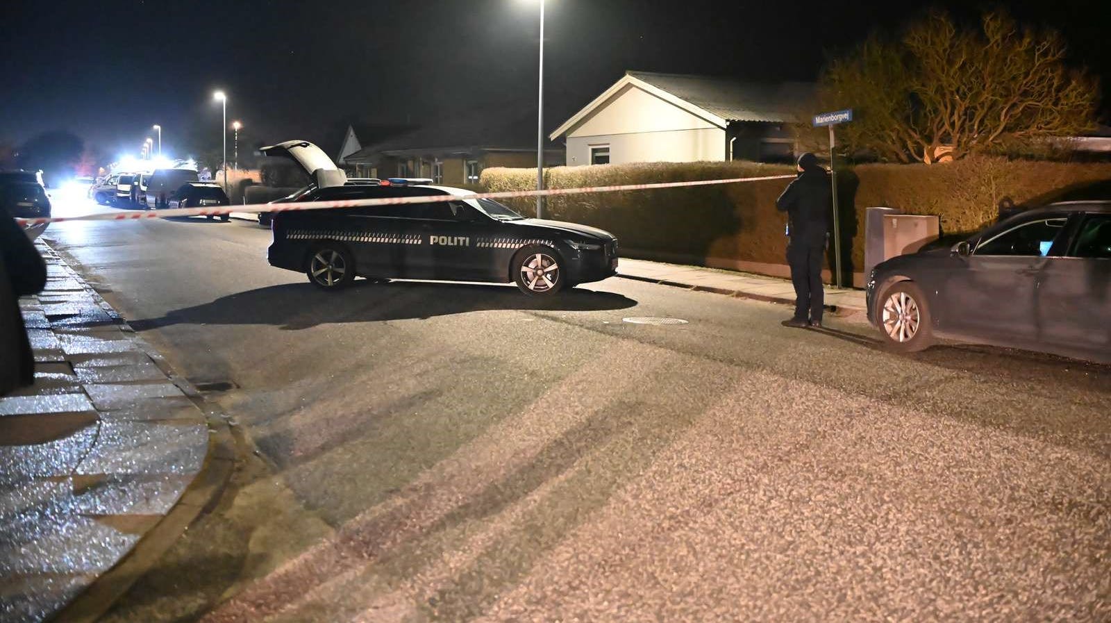 Politiet mødte talstærkt frem, da de torsdag fik en anmeldelse om et overfald i Randers.