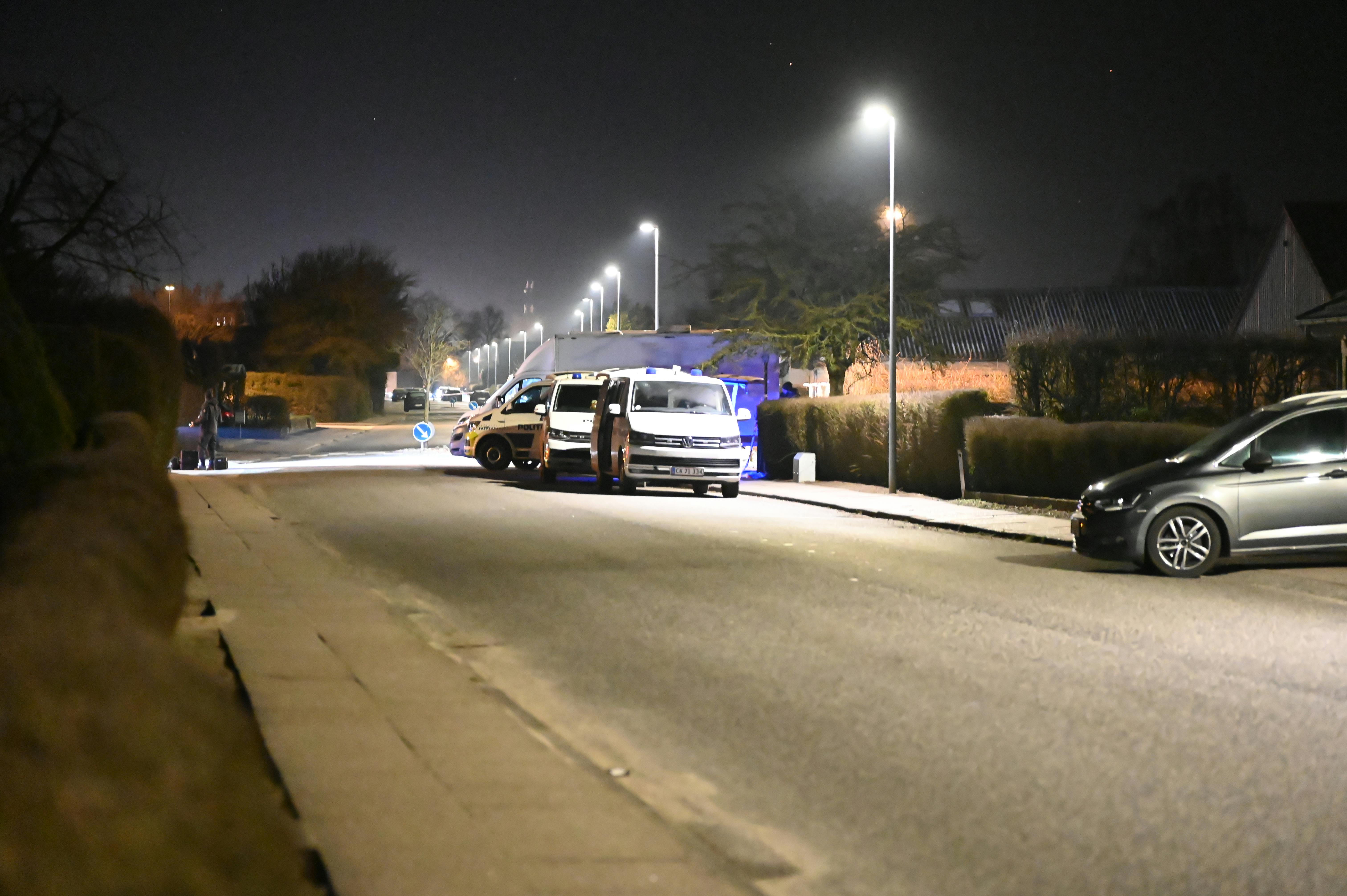 Politiet rykkede massivt ud til villavejen torsdag aften, hvor en 30-årig mand blev slået ihjel.