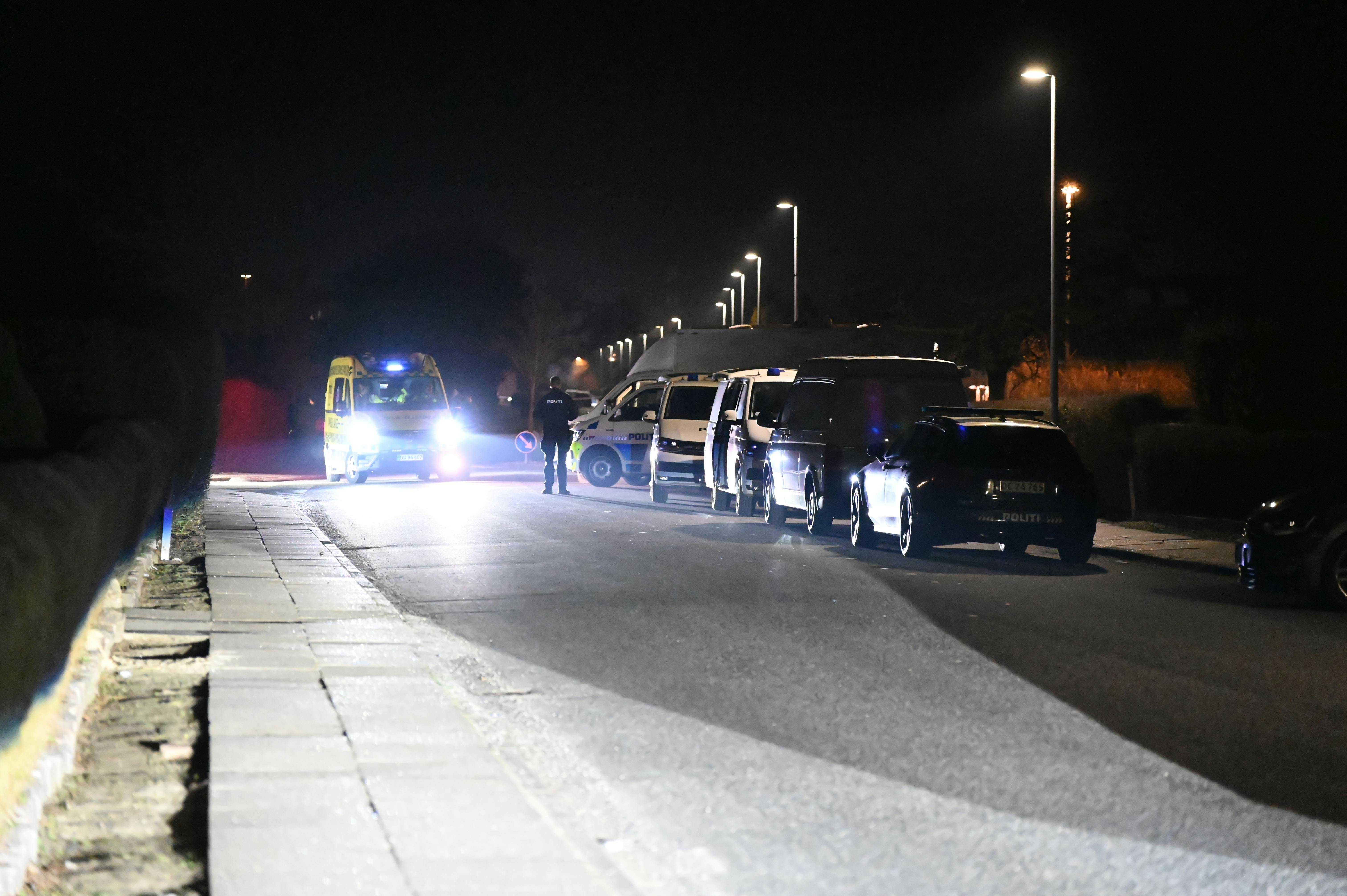 Politiet mødte talstærkt frem på villavejen i Randers torsdag aften. Her blev en 30-årig mand dræbt.