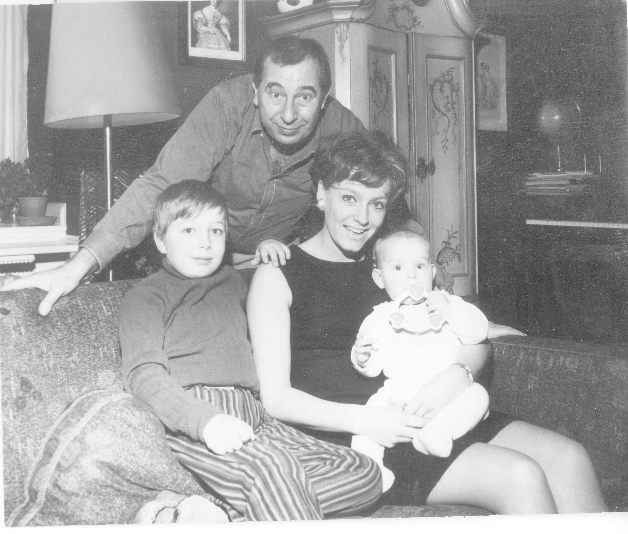 Her ses skuespiller John Price sammen med kone, skuespiller Birgitte Price og deres sønner James (tv) og Adam tilbage i 1967. 