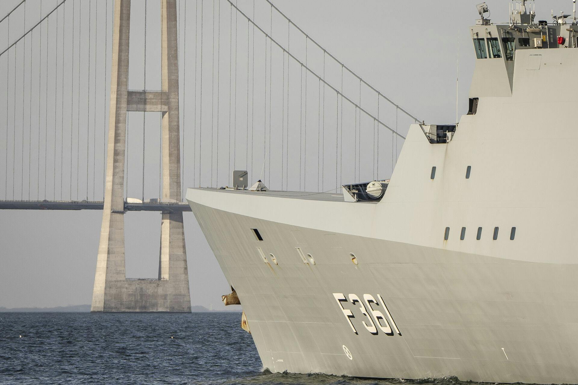 Her ses den danske fregat "Iver Huitfeldt" i Korsør før afsejlingen til Mellemøsten. Nu har dens besætning været i ildkamp.