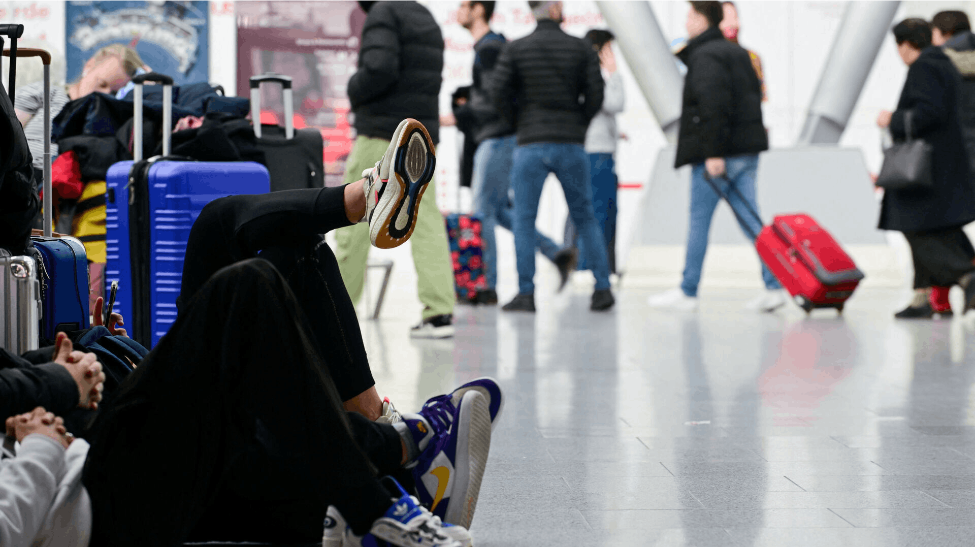 Sådan har alt for mange passsagerer i både luften og på jorden oplevet den kollektive trafik i Tyskland de seneste uger. Og nu er den gal igen.