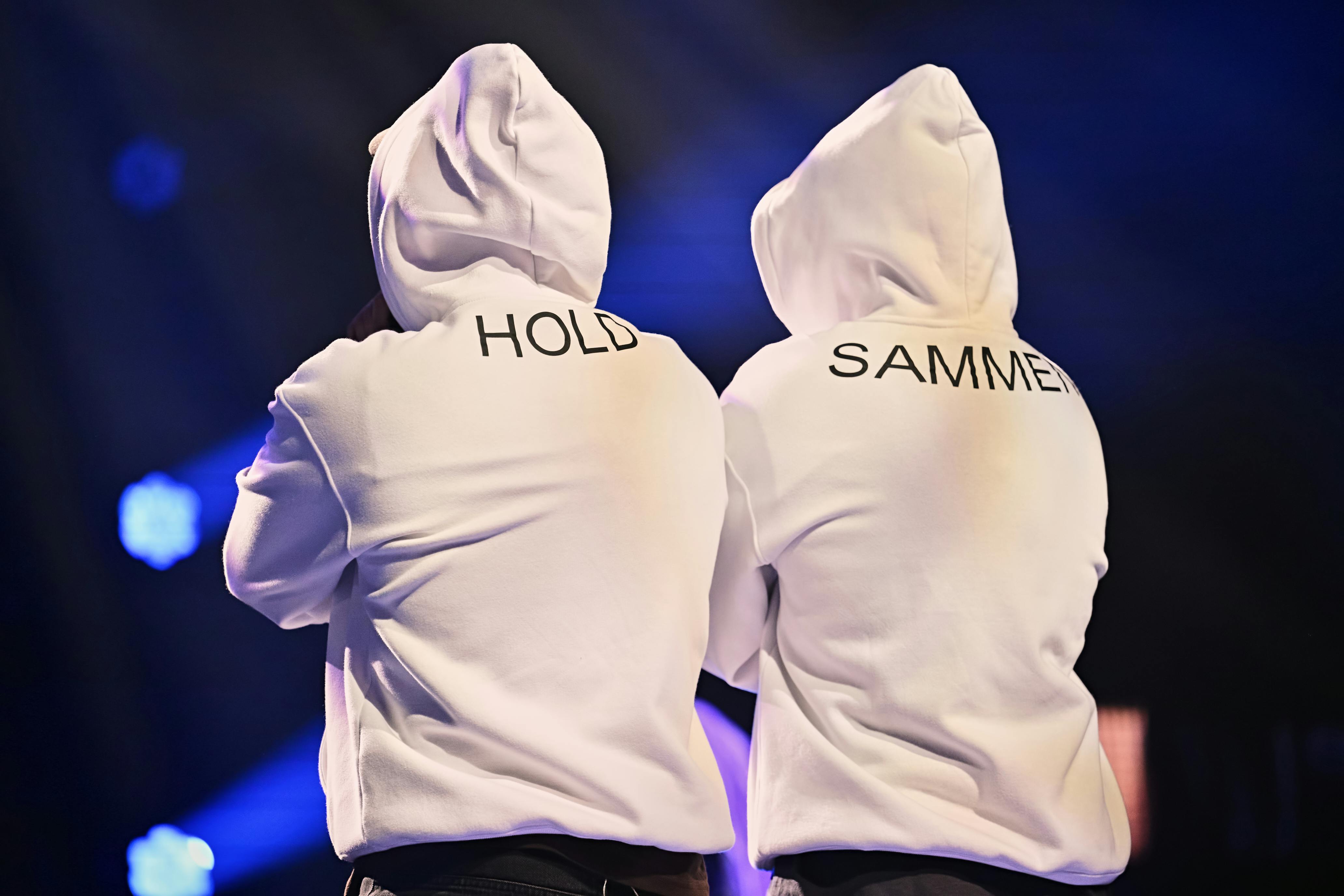 Kvindernes internationale kampdag var teamet ved tredje liveshow. Arbnor og Rinors hoodies dannede derfor først ordet "hold sammen" og derefter "sammenhold". En detalje som de håbede, at seerne fangede.