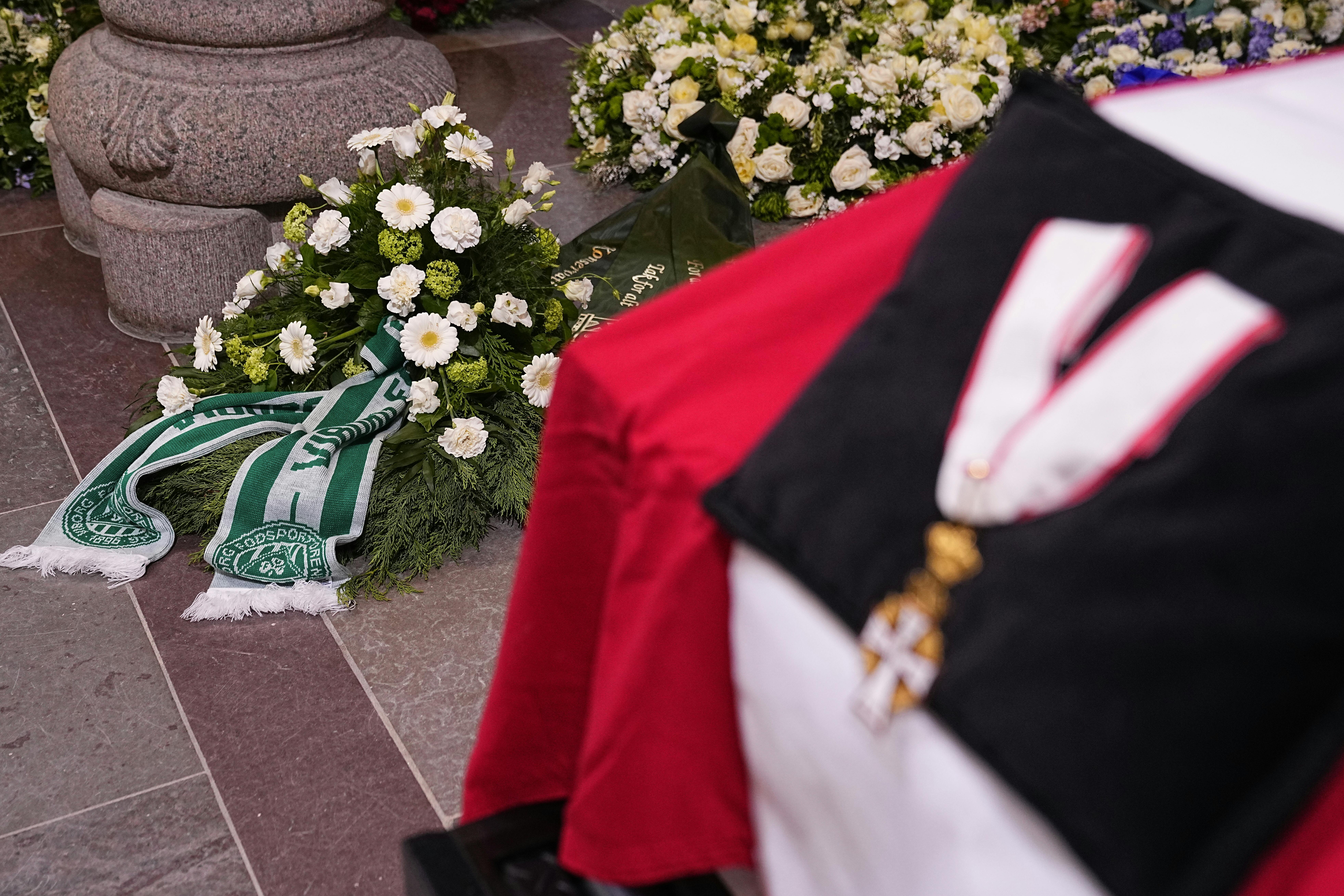 Der er også blomster fra Viborg FF, som Søren Pape var stor fan af.