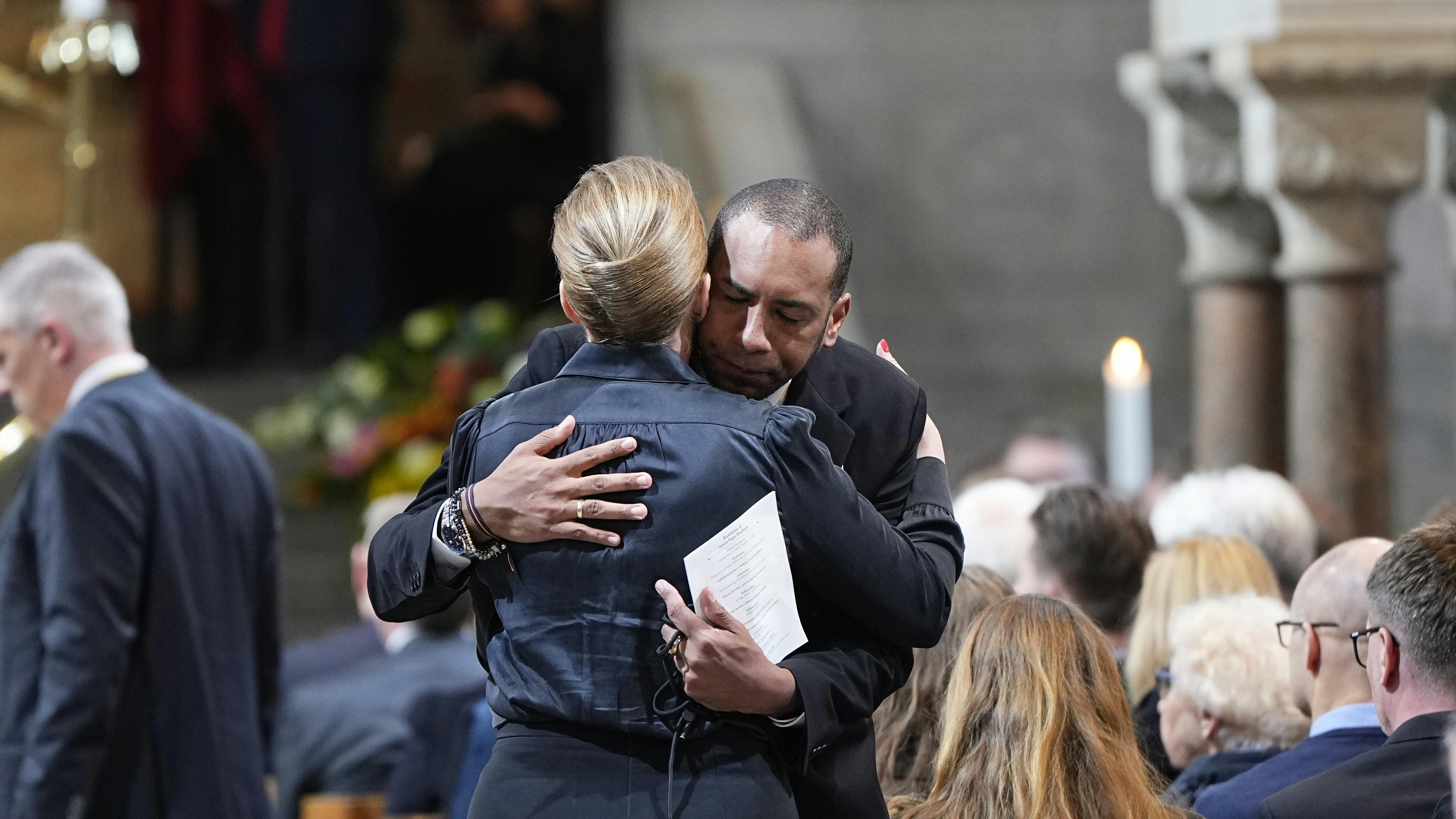 Mette Frederiksen giver Papes eksmand et kram i Viborg Domkirke. 