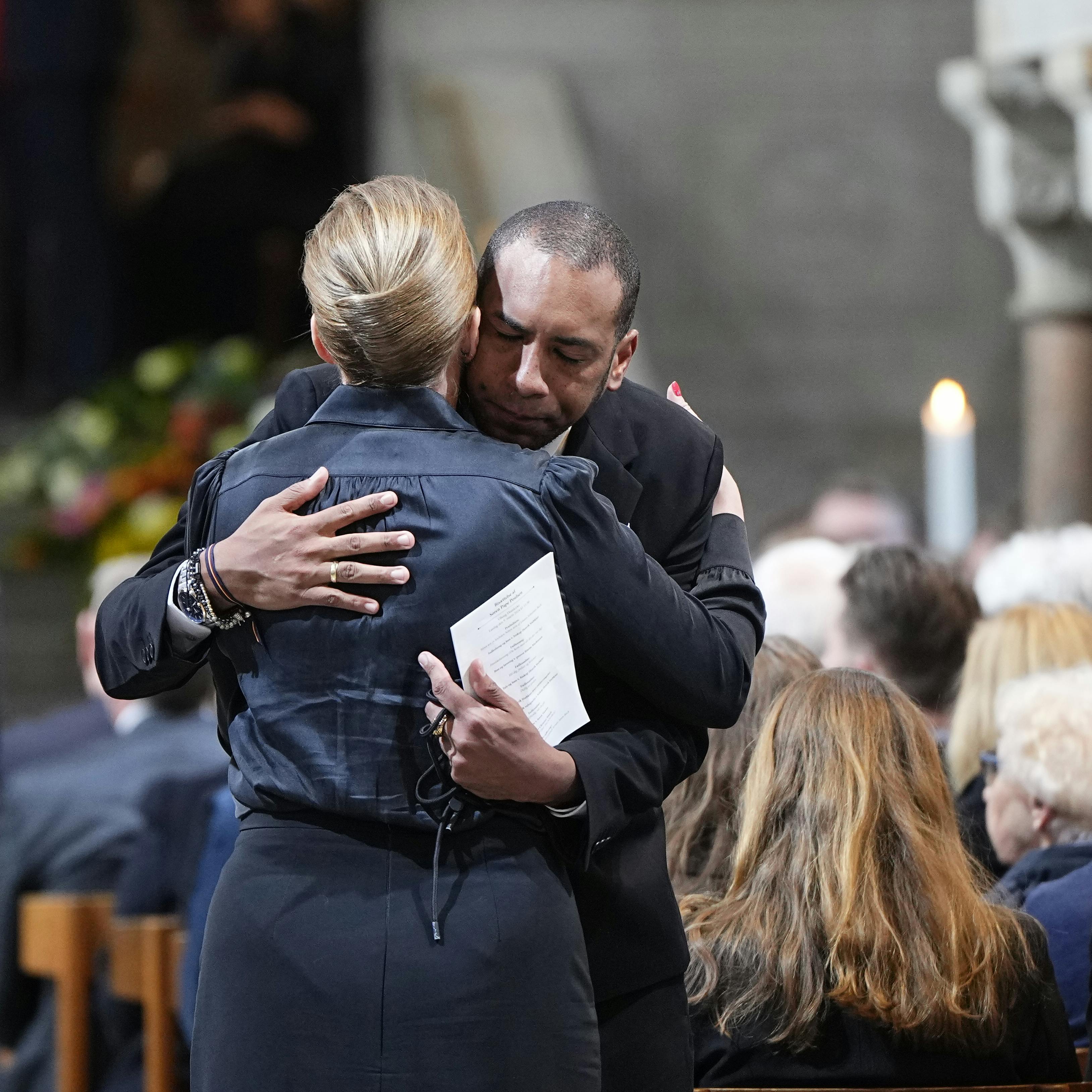 Mette Frederiksen giver Papes eksmand et kram i Viborg Domkirke.
