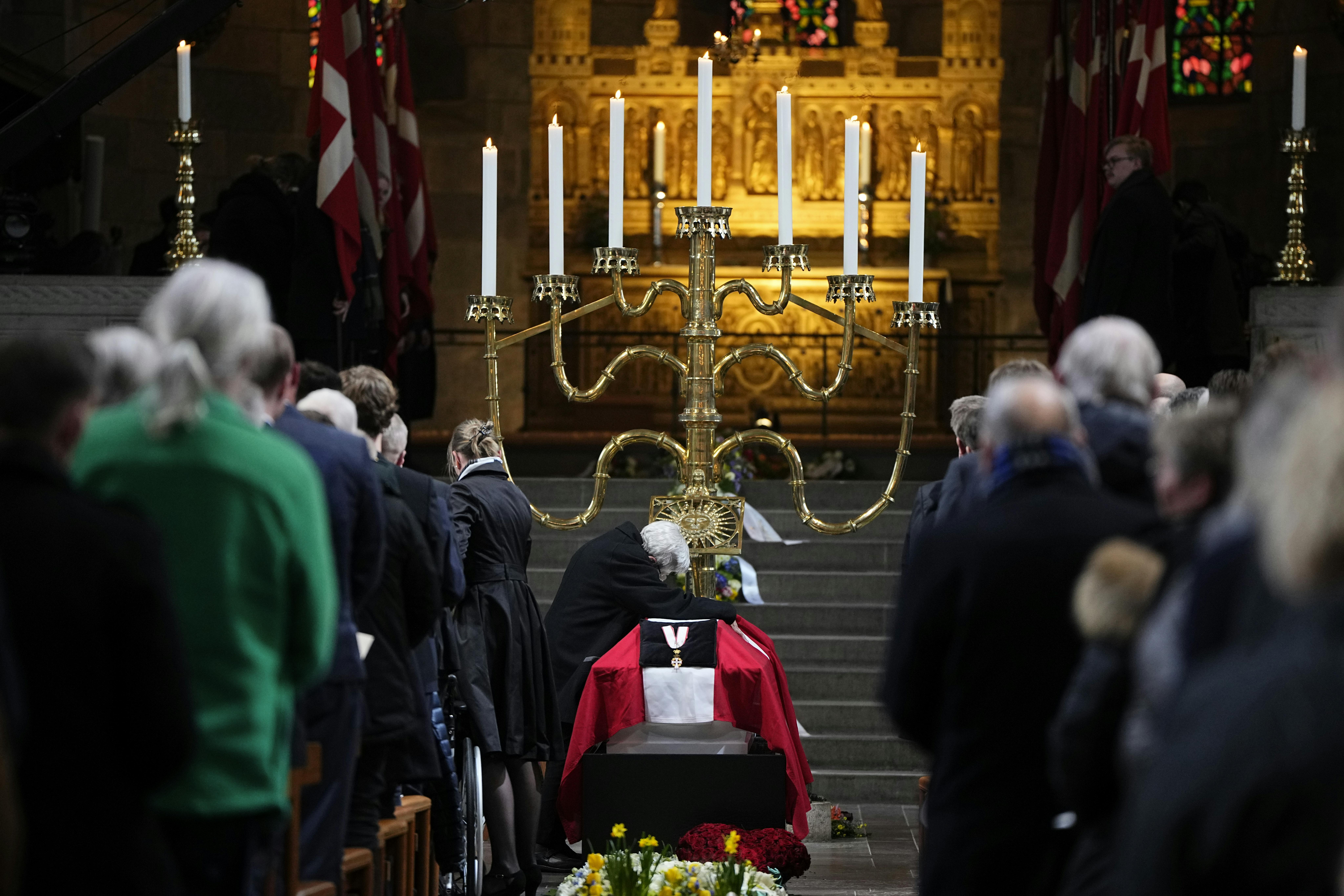 Under en af de mange sange, der blev sunget i Viborg Domkirke, rejste Søren Papes mor Ruth sig og kastede sig over sin afdøde søns kiste. 