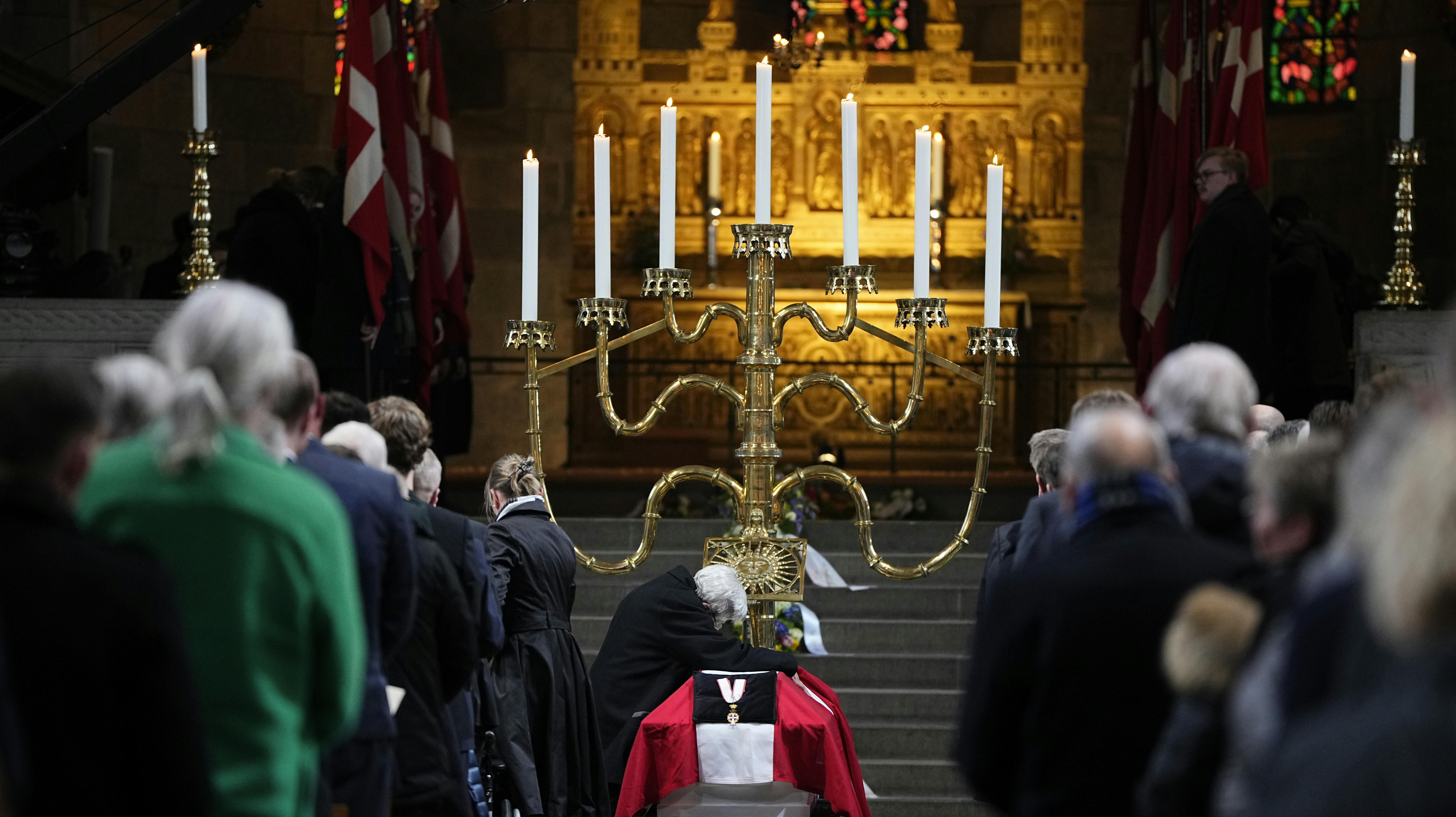 Under en af de mange sange, der blev sunget i Viborg Domkirke, rejste Søren Papes mor Ruth sig og kastede sig over sin afdøde søns kiste.
