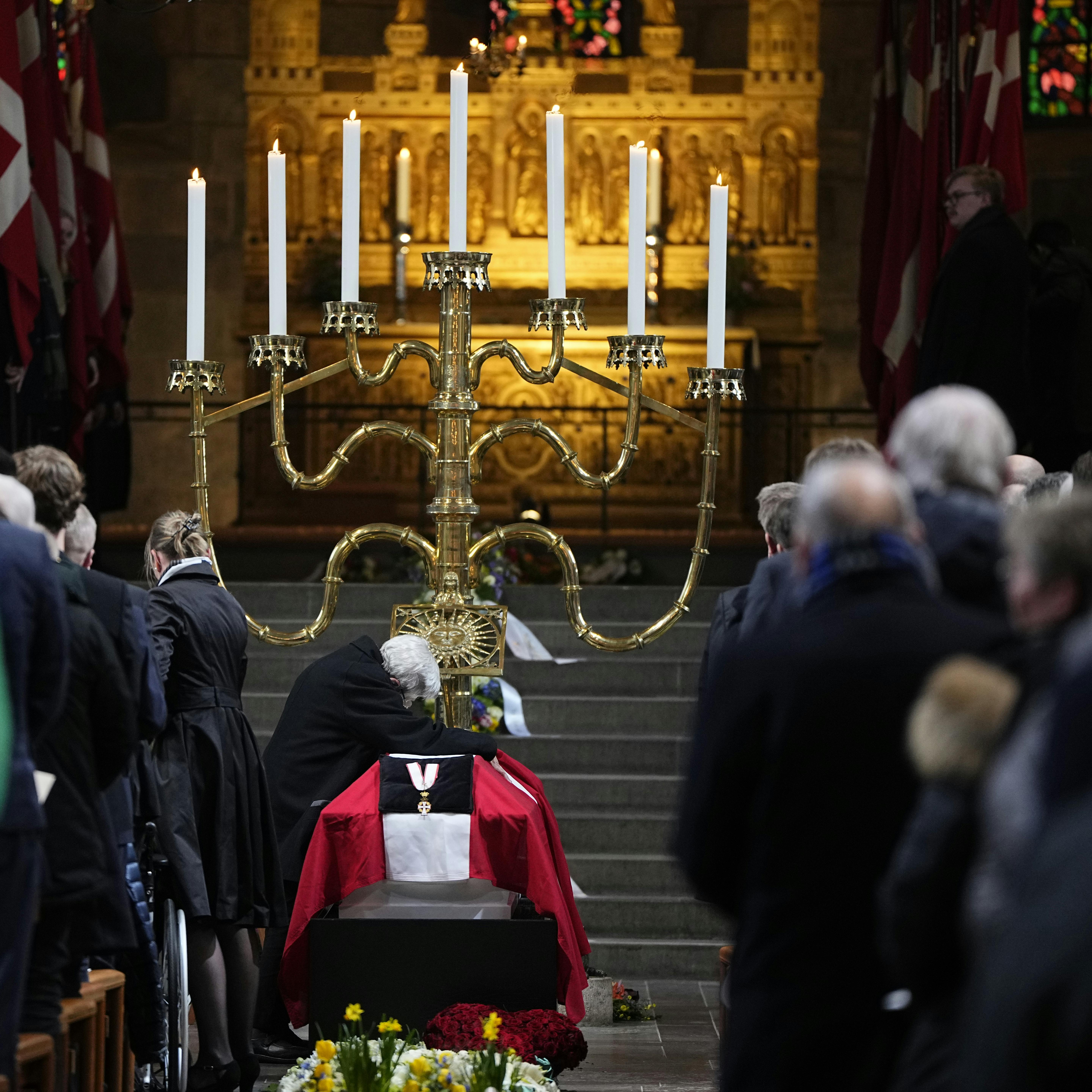 Under en af de mange sange, der blev sunget i Viborg Domkirke, rejste Søren Papes mor Ruth sig og kastede sig over sin afdøde søns kiste.