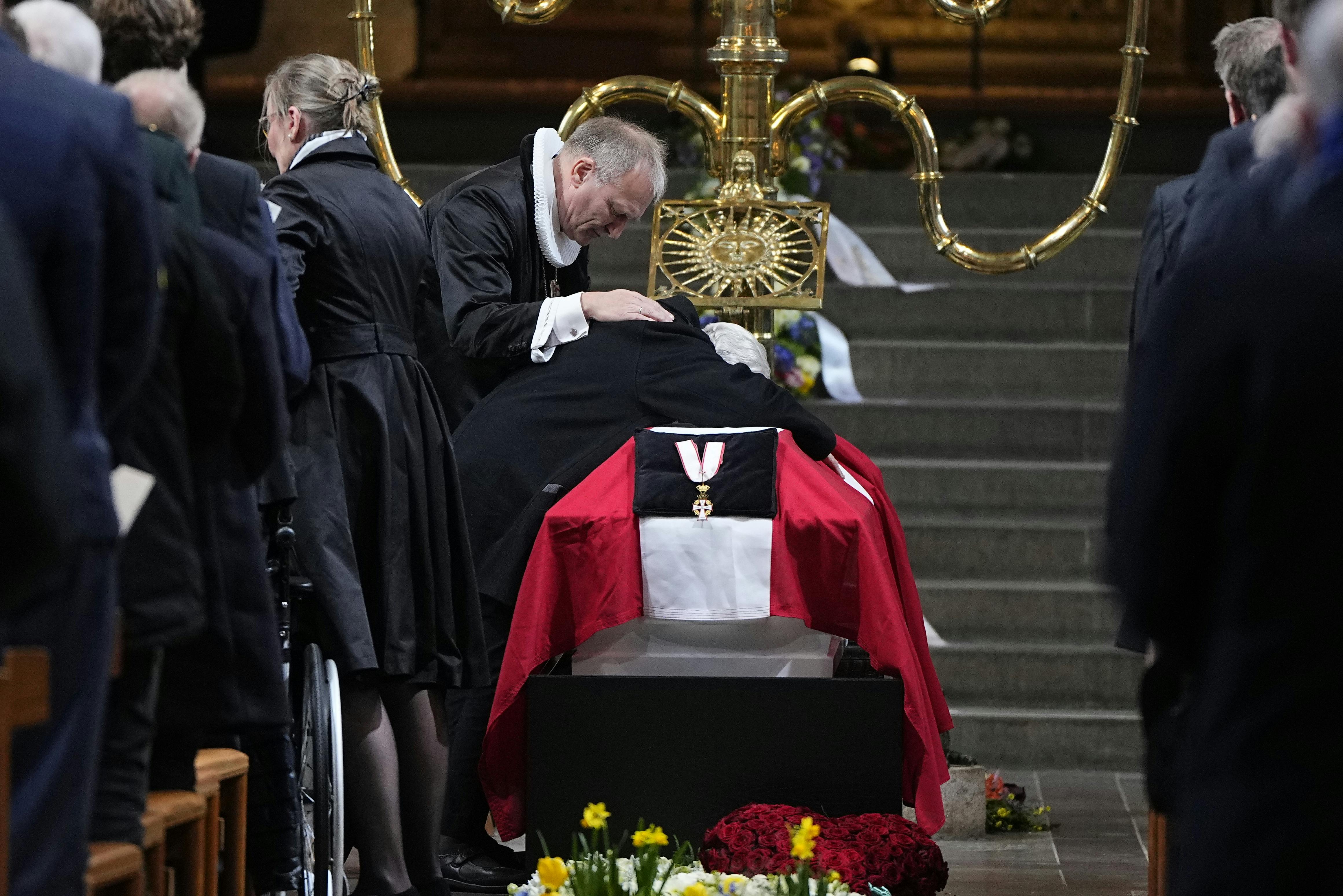 Biskop Henrik Stubkjær trøstede Ruth Poulsen under det gribende øjeblik. 