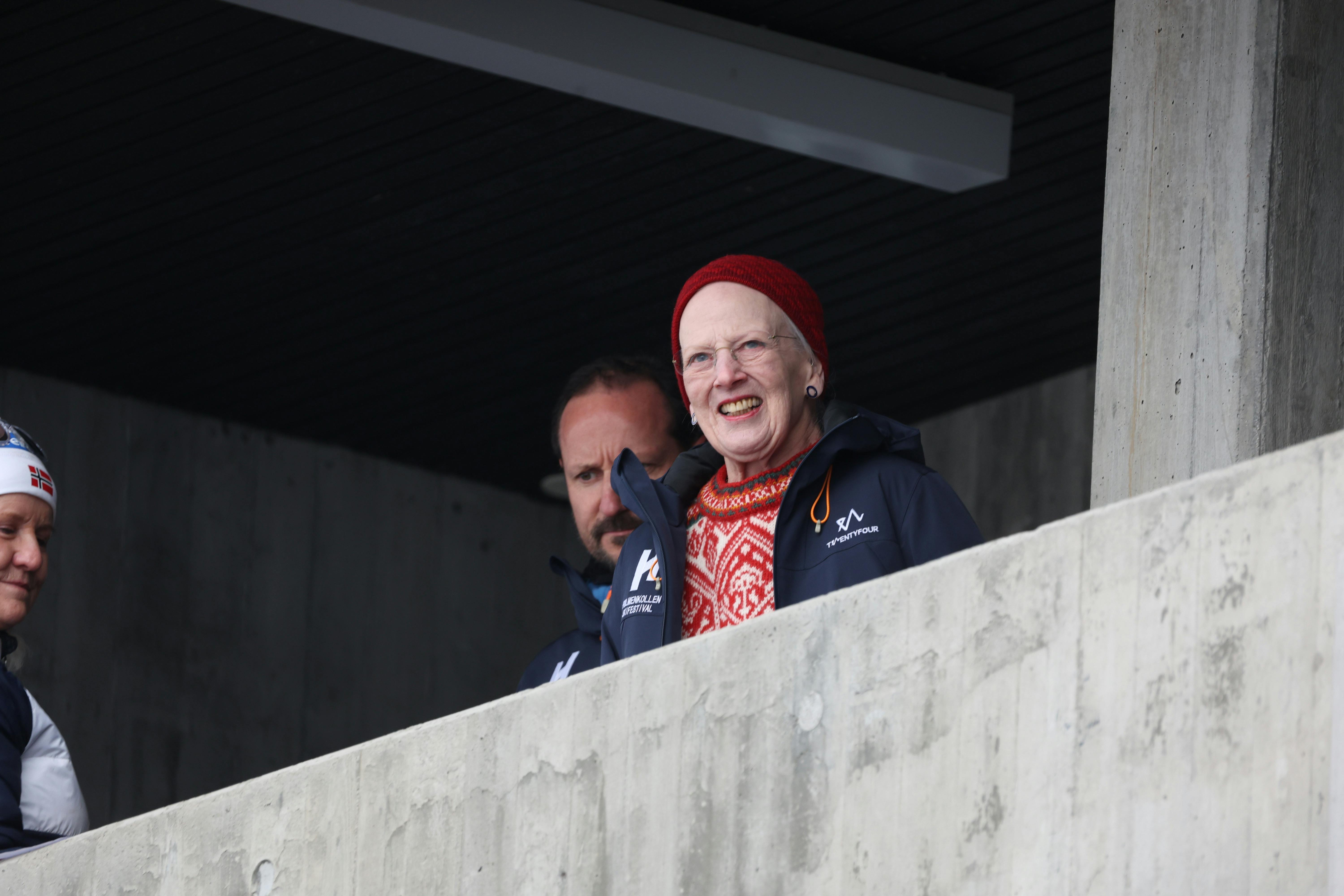 Dronning Margrethe ses her med Norges kronprins Haakon bag sig. 