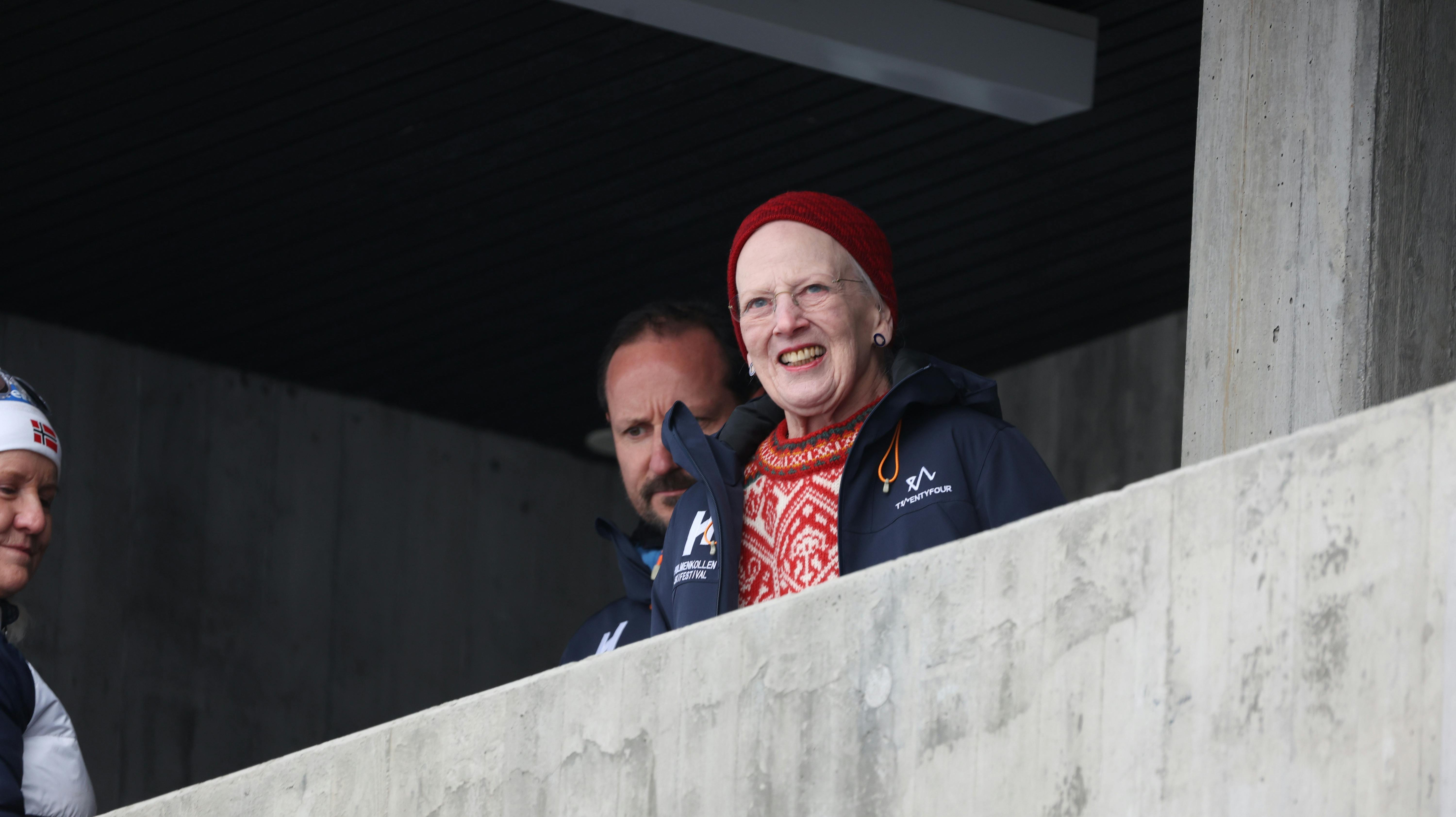 Dronning Margrethe ses her med Norges kronprins Haakon bag sig.