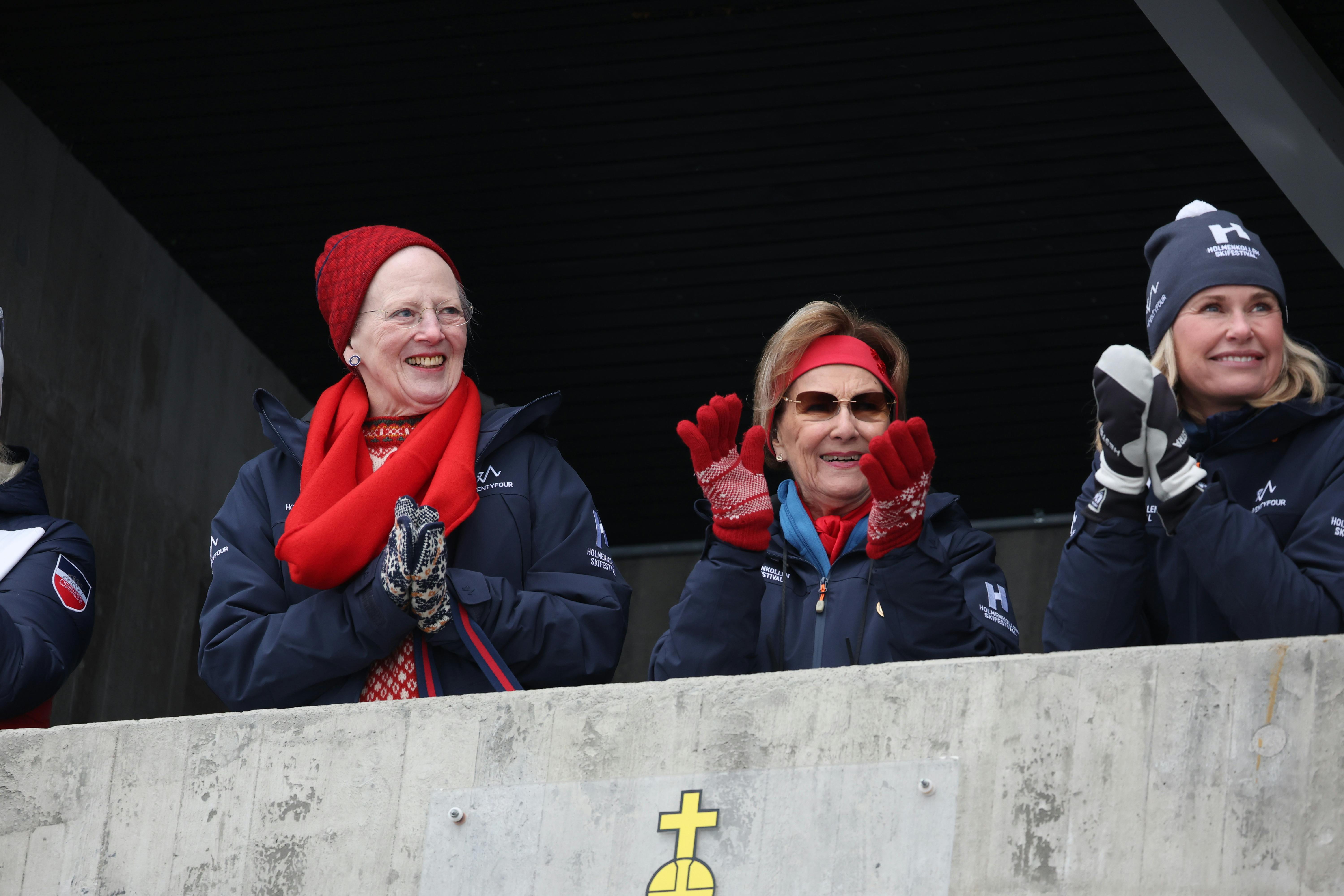 Dronning Margrethe er flankeret af kronprinsesse Mette-Marit og dronning Sonja. 