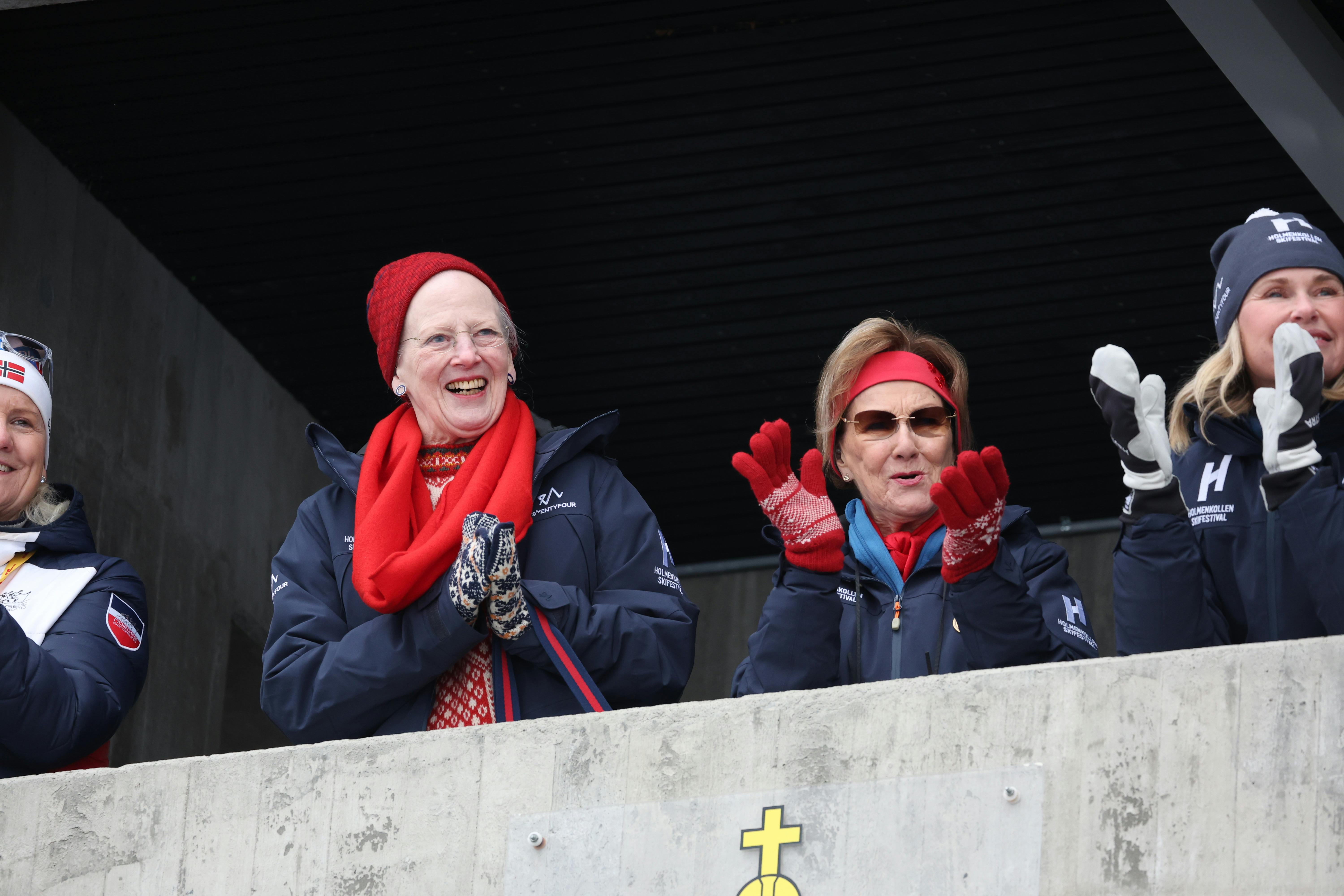 Smilet er stort hos dronning Margrethe, der nyder noget norsk skisport. 