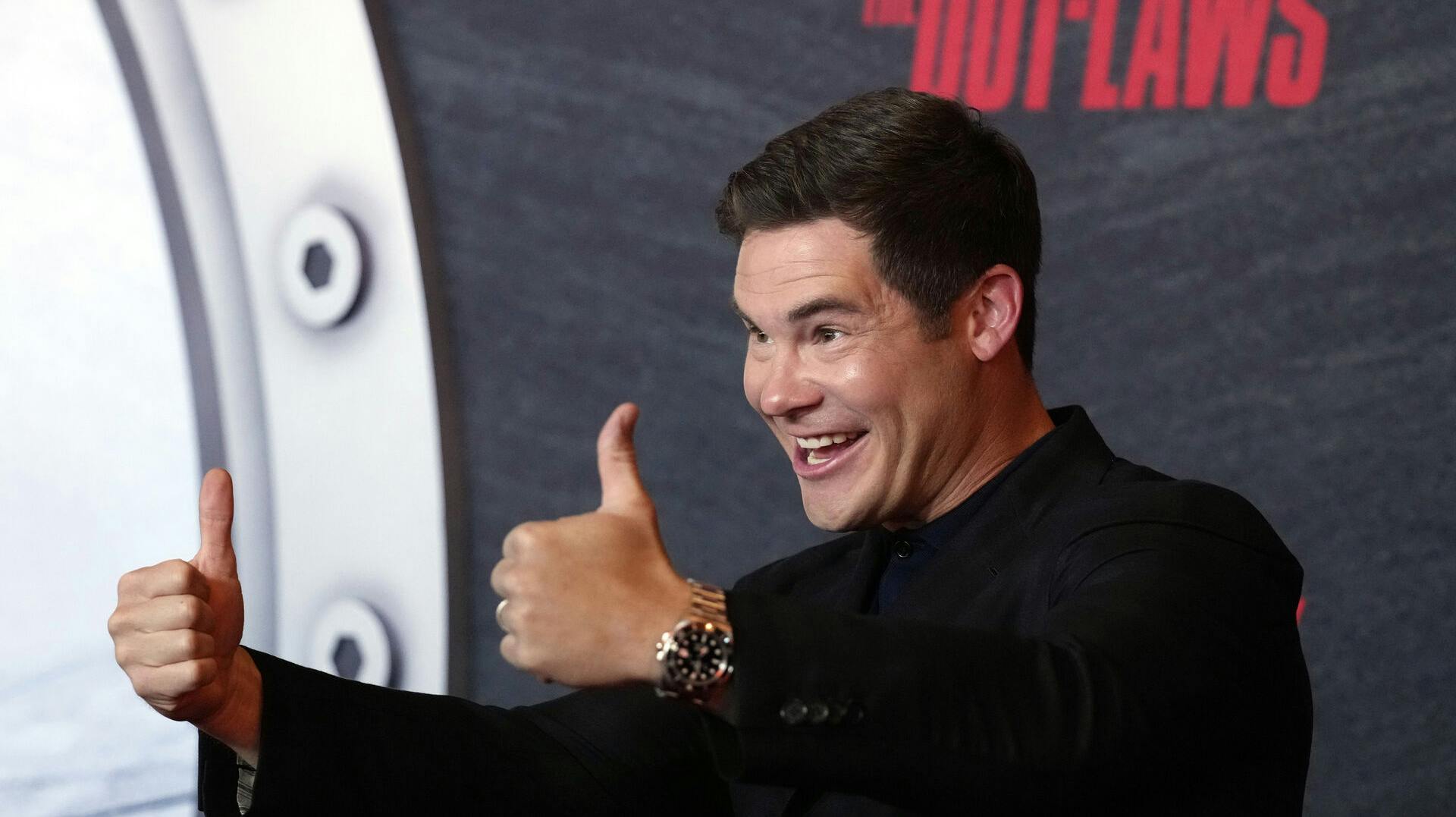 Der er ikke noget at sige til, at Adam Devine er lykkelig.