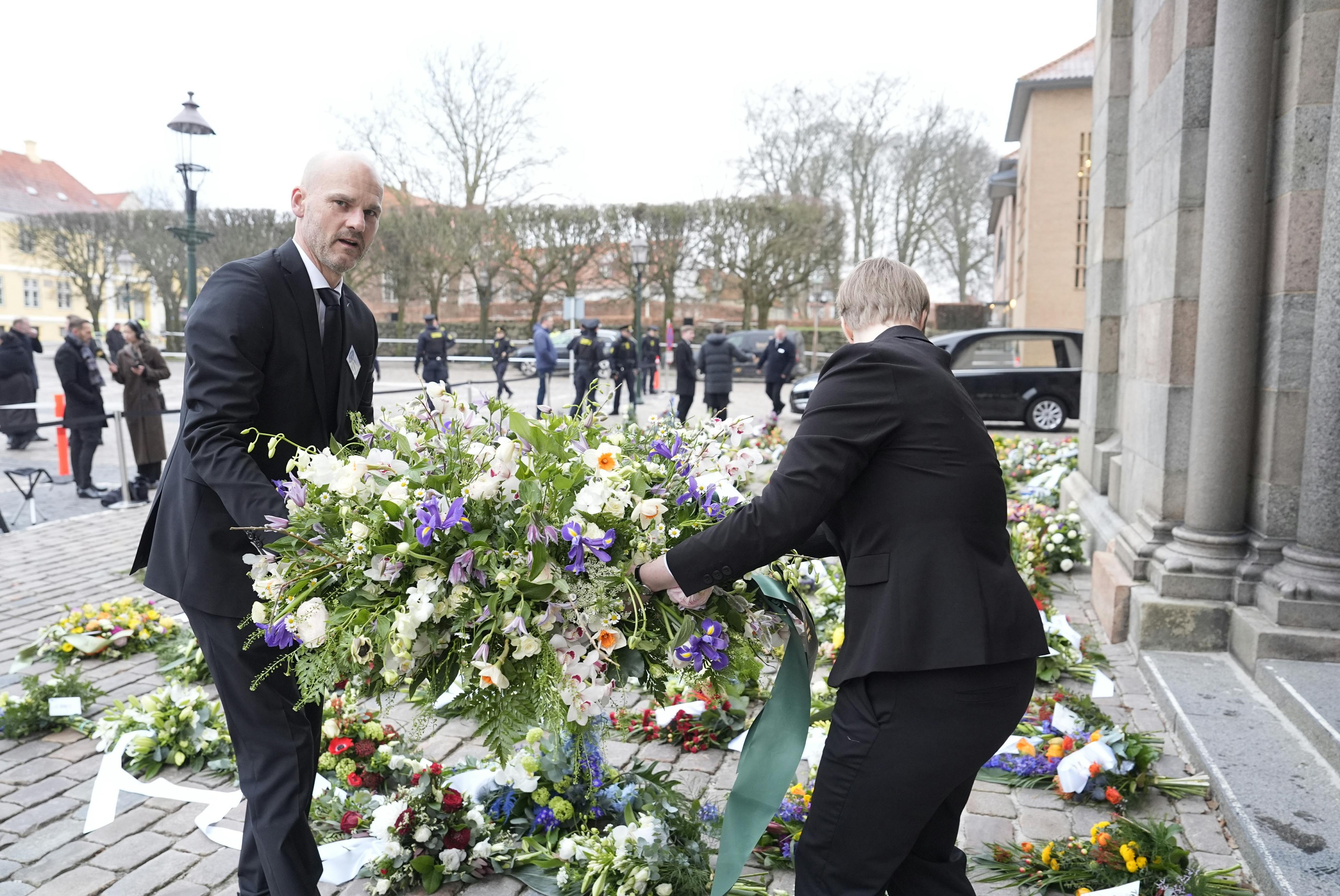 Lørdag morgen er der allerede et hav af blomster ude foran Viborg Domkirke, hvor Søren Pape bisættes fra. 