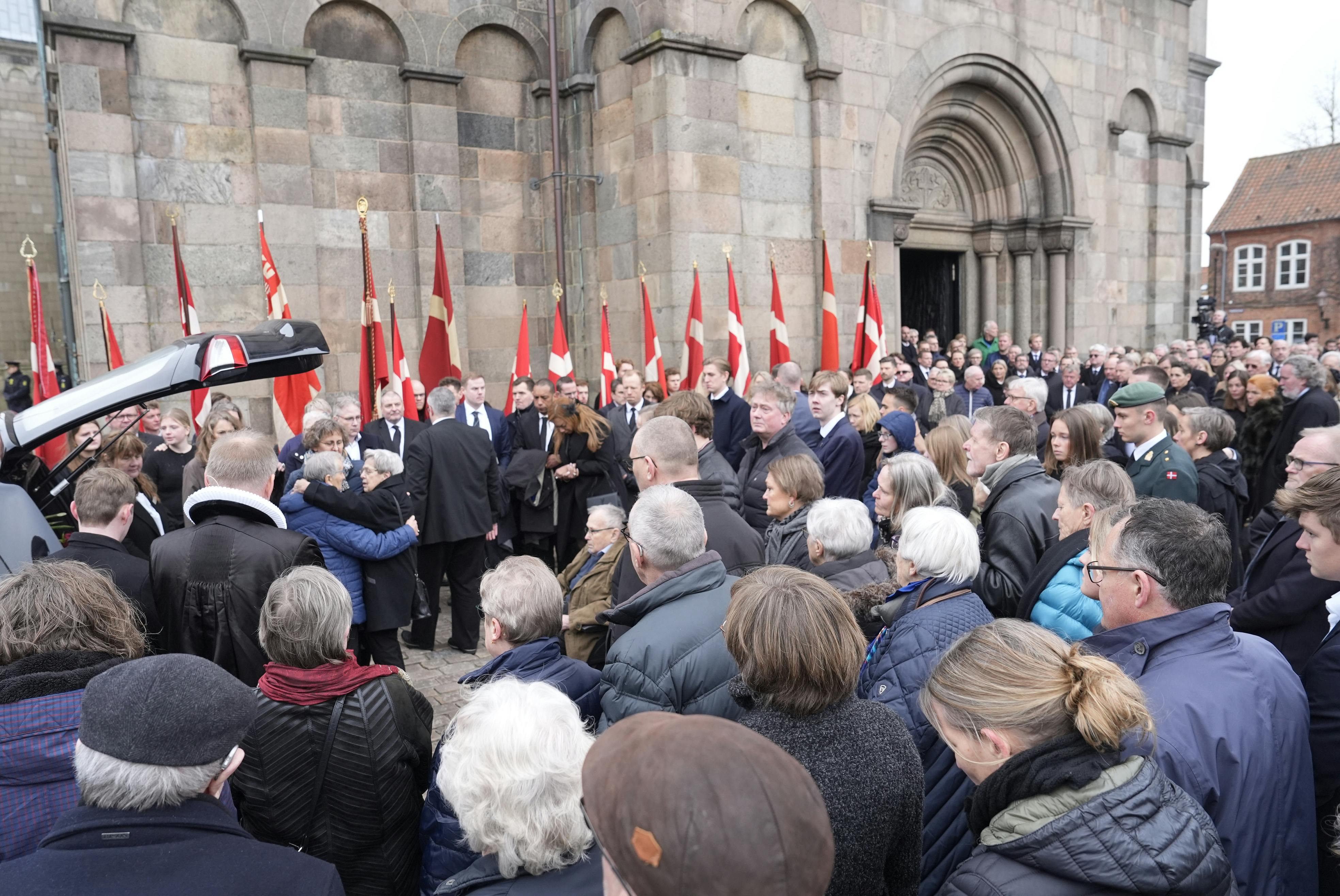 Tusindvis af mennesker var dukket op for at vise den sidste respekt for Søren Pape Poulsen. 