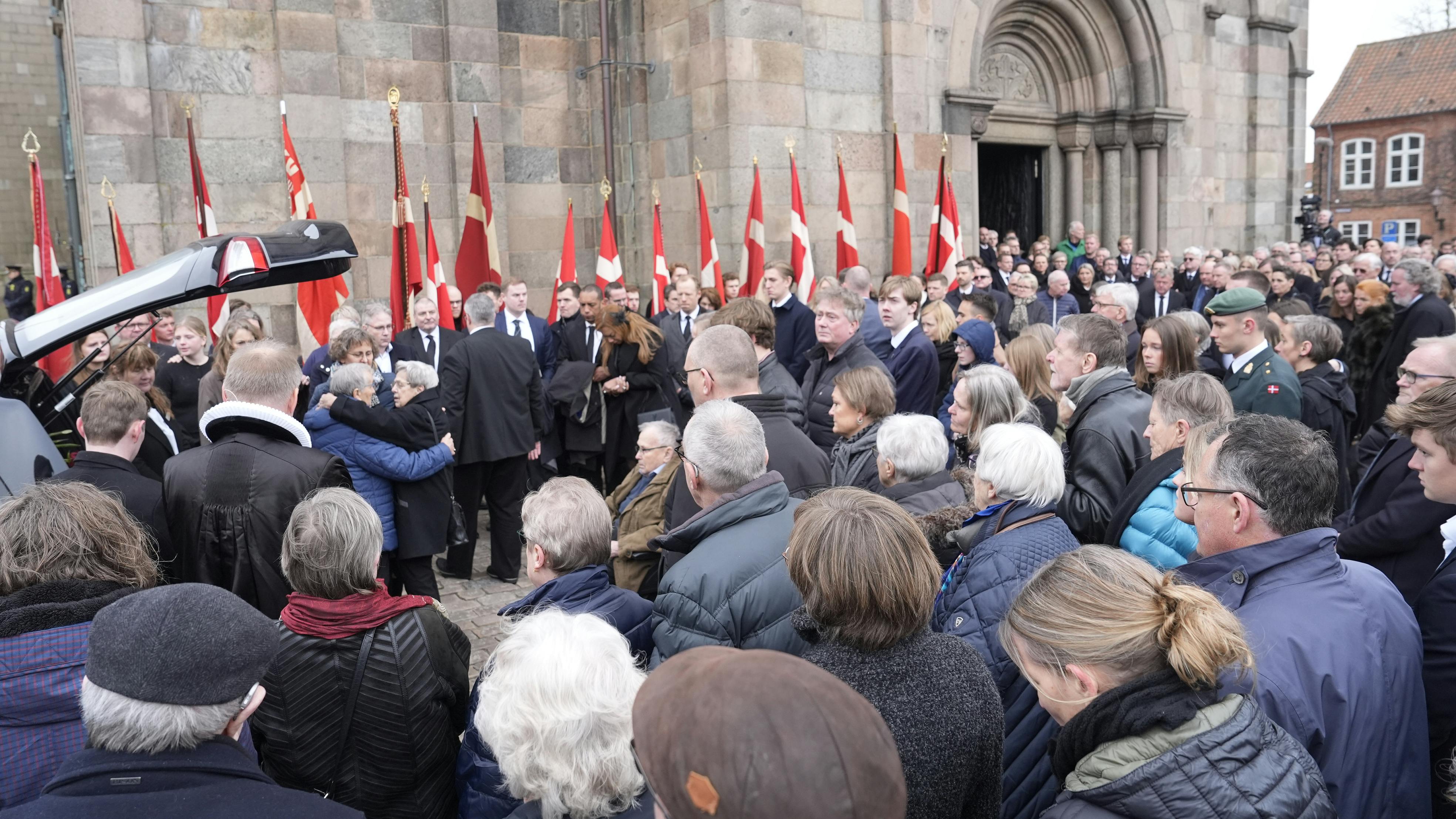 Tusindvis af mennesker var dukket op for at vise den sidste respekt for Søren Pape Poulsen. 