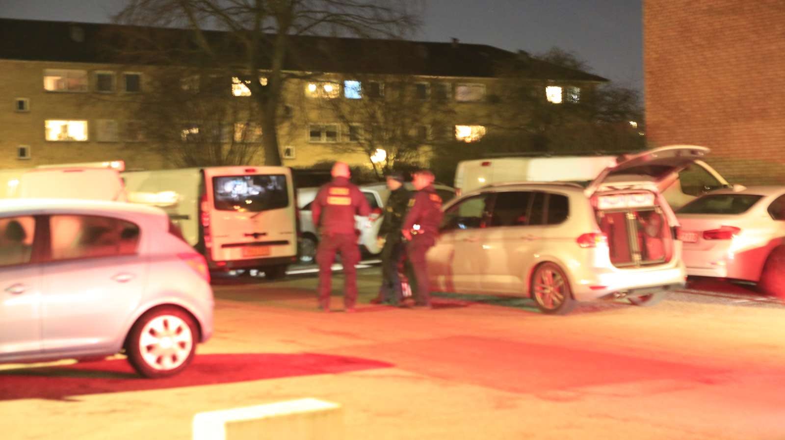 Politiet fik fredag eftermiddag en anmeldelse fra en adresse på Lindevangshusene. Lørdag lyder det, at en person er afgået ved døden.