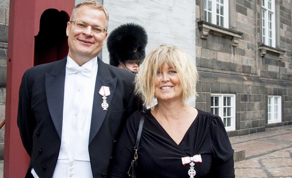 Smilet var stort, da Bettina Jensen tilbage i 2014 modtog ridderkorset sammen med sin kollega Rene Holleufer. Nu er smilet nok stivnet. 
