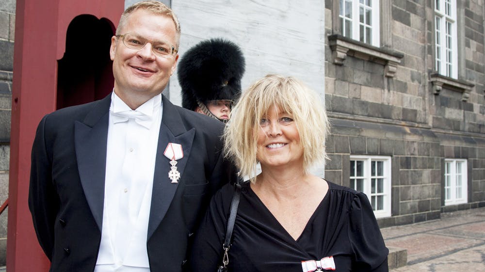 Smilet var stort, da Bettina Jensen tilbage i 2014 modtog ridderkorset sammen med sin kollega Rene Holleufer. Nu er smilet nok stivnet.
