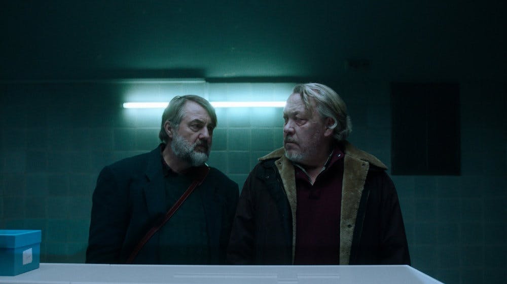 Det danske Oscar-håb, "Ridder Lykke", udspiller sig i et kapel, hvor to mænd - spillet af Jens Jørn Spottag og svenske Leif Andrée - er inde for at tage afsked med deres respektive hustruer. (PR-foto).