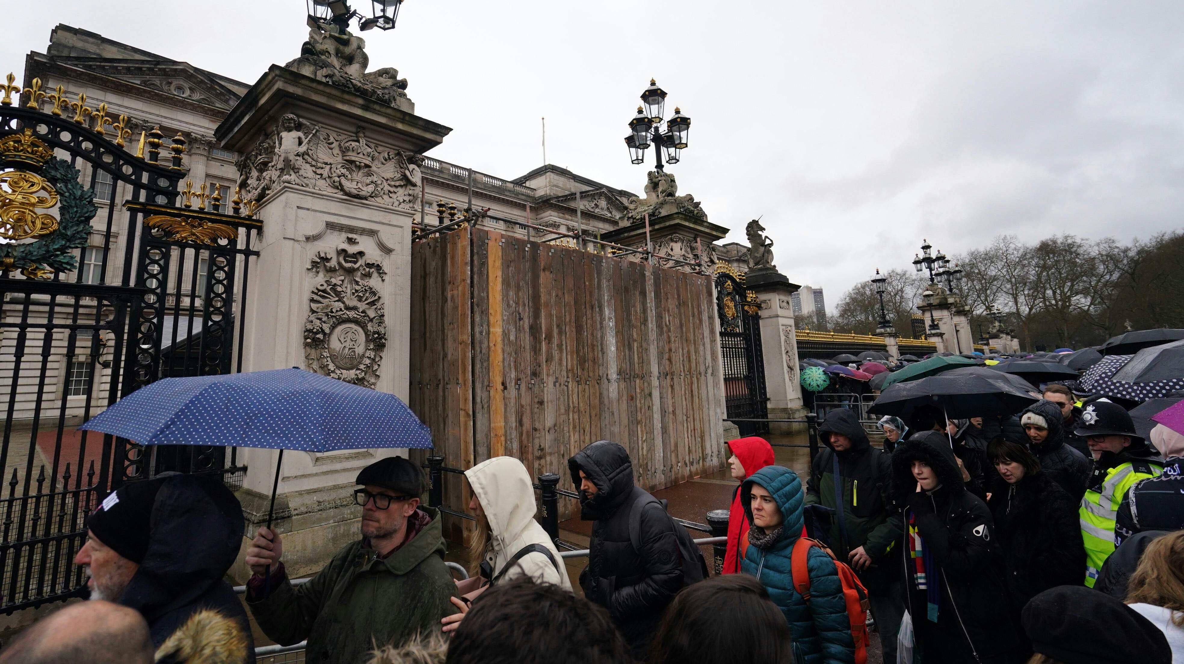Portene ved Buckingham Palace er blevet barrikaderet med planker, indtil skaden på gitteret er blevet udbedret. 