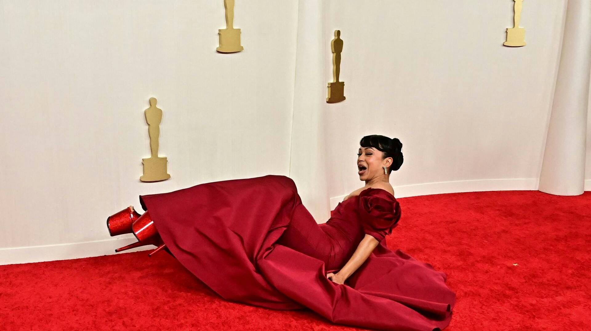 Den amerikanske skuespiller Liza Koshy mister totalt fodfæstet.