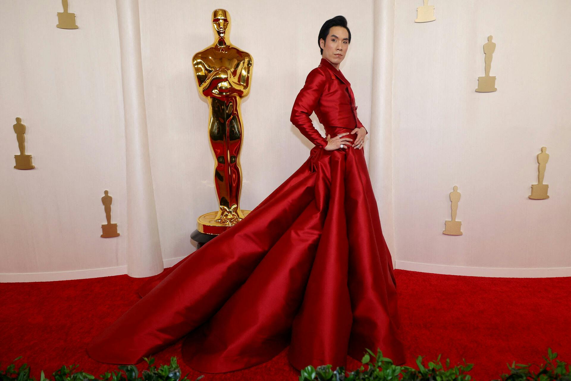 Eugene Lee Yang poserer i den smukkeste, tunge kjole, der perfekt matcher rød løber til Oscars 2024.