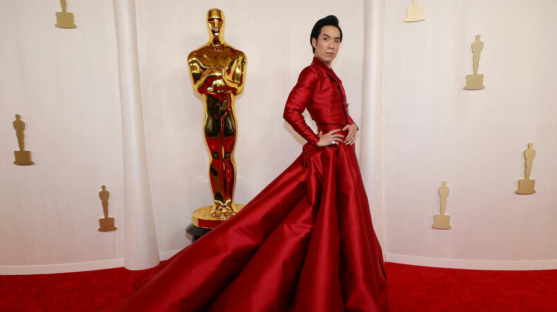 Eugene Lee Yang poserer i den smukkeste, tunge kjole, der perfekt matcher rød løber til Oscars 2024.